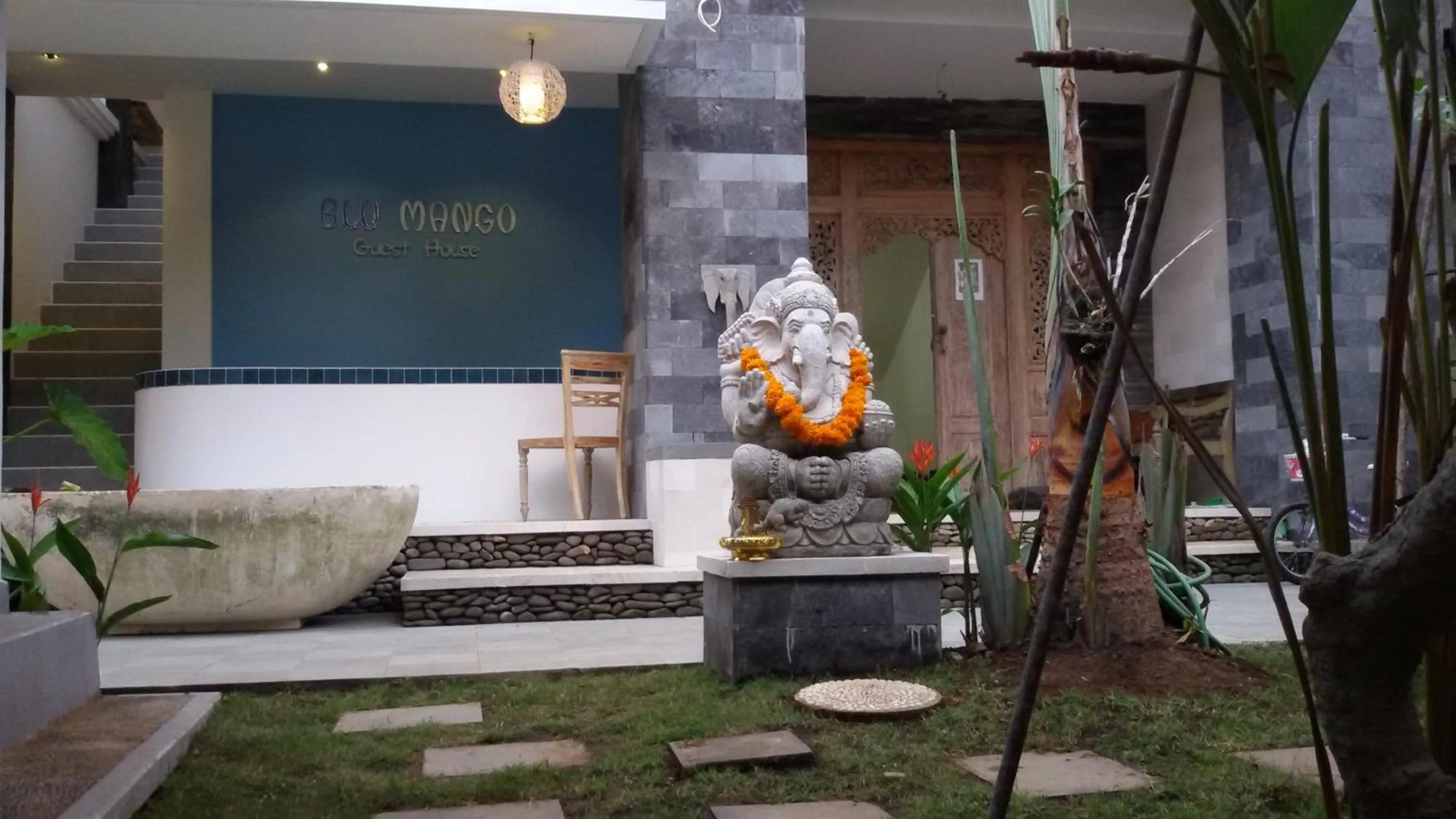 Facade/entrance in Blu Mango