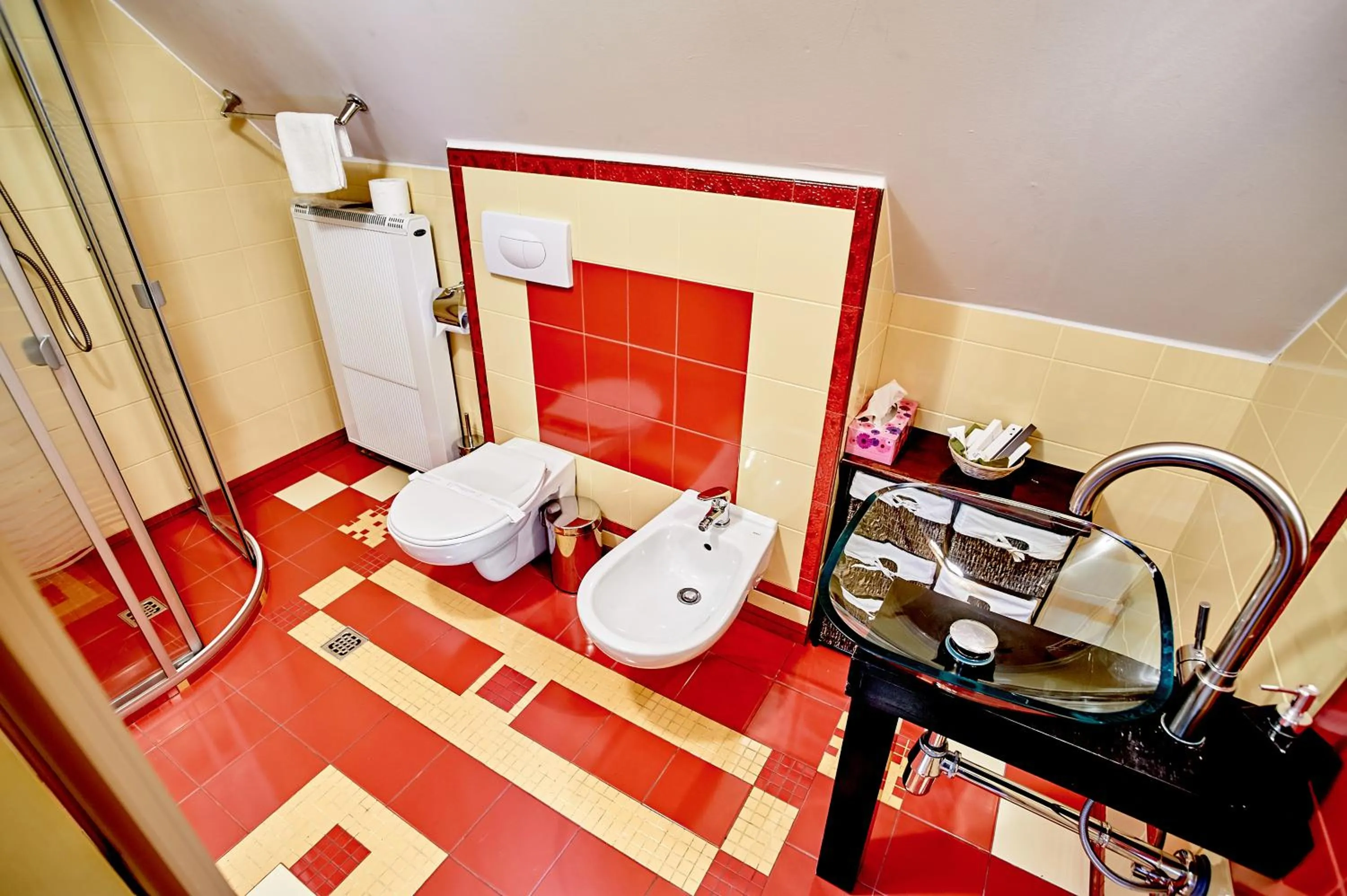 Bathroom, Bed in Pałac Bażantarnia