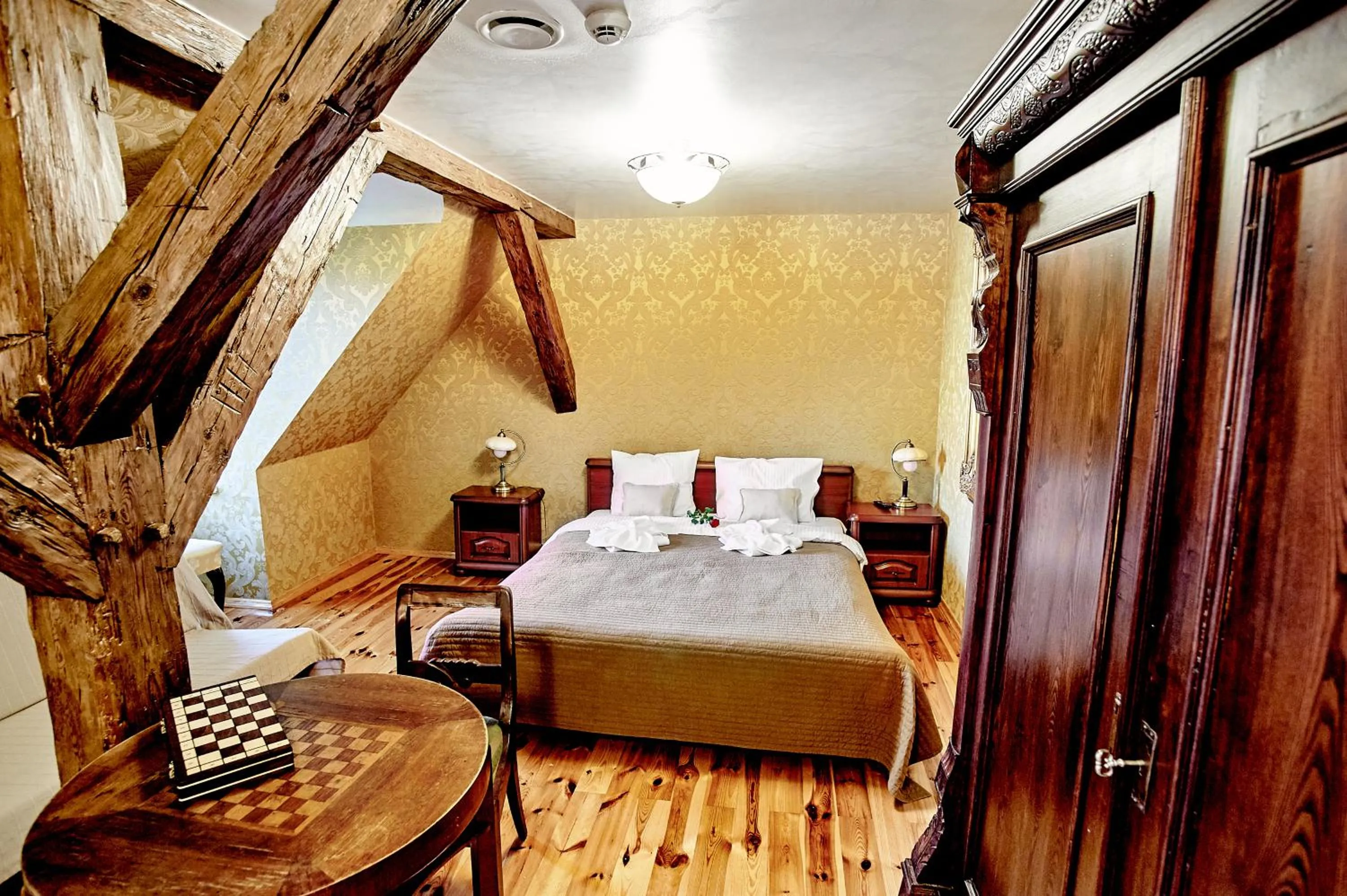 Photo of the whole room, Bed in Pałac Bażantarnia