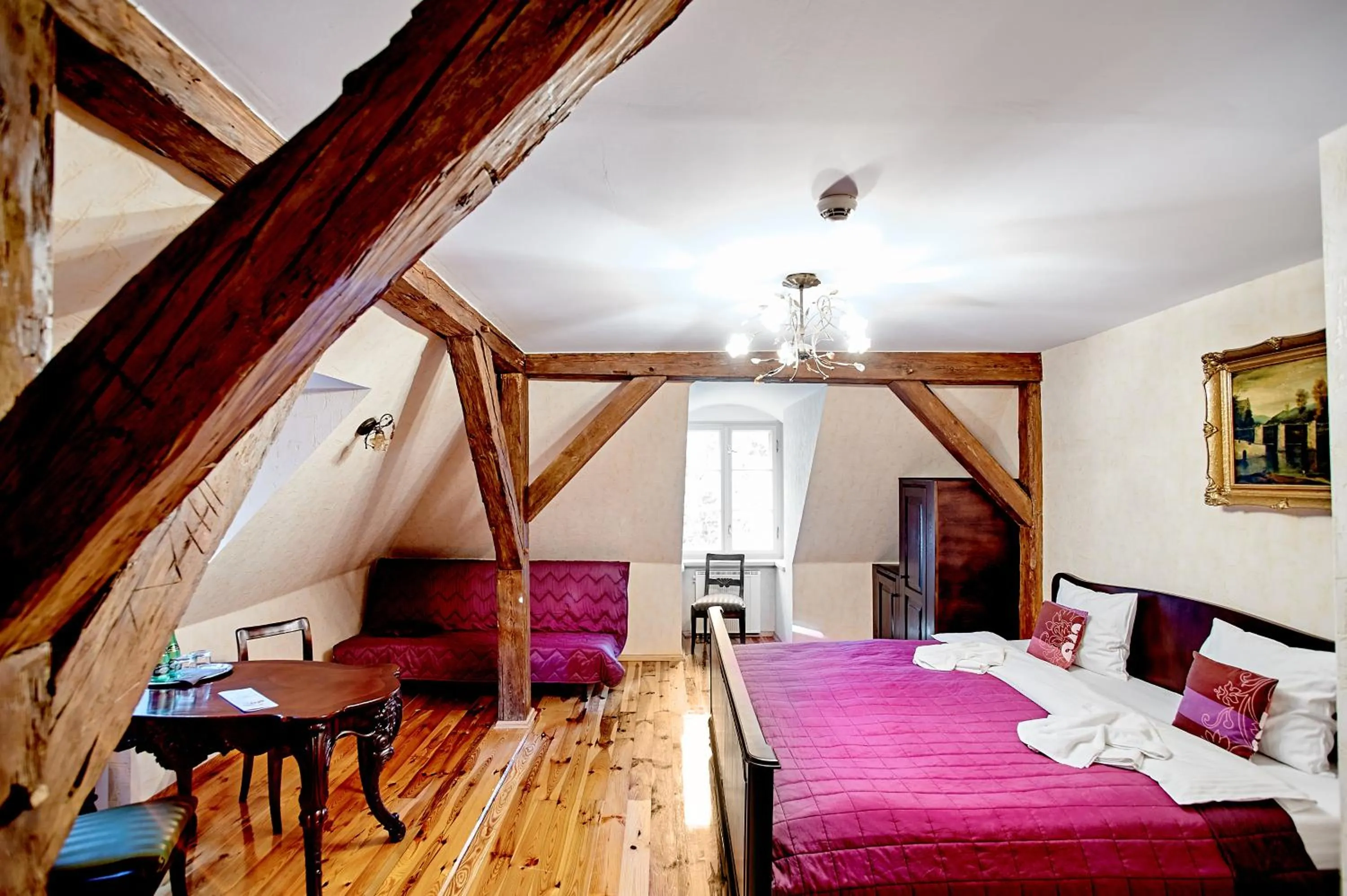 Photo of the whole room, Bed in Pałac Bażantarnia