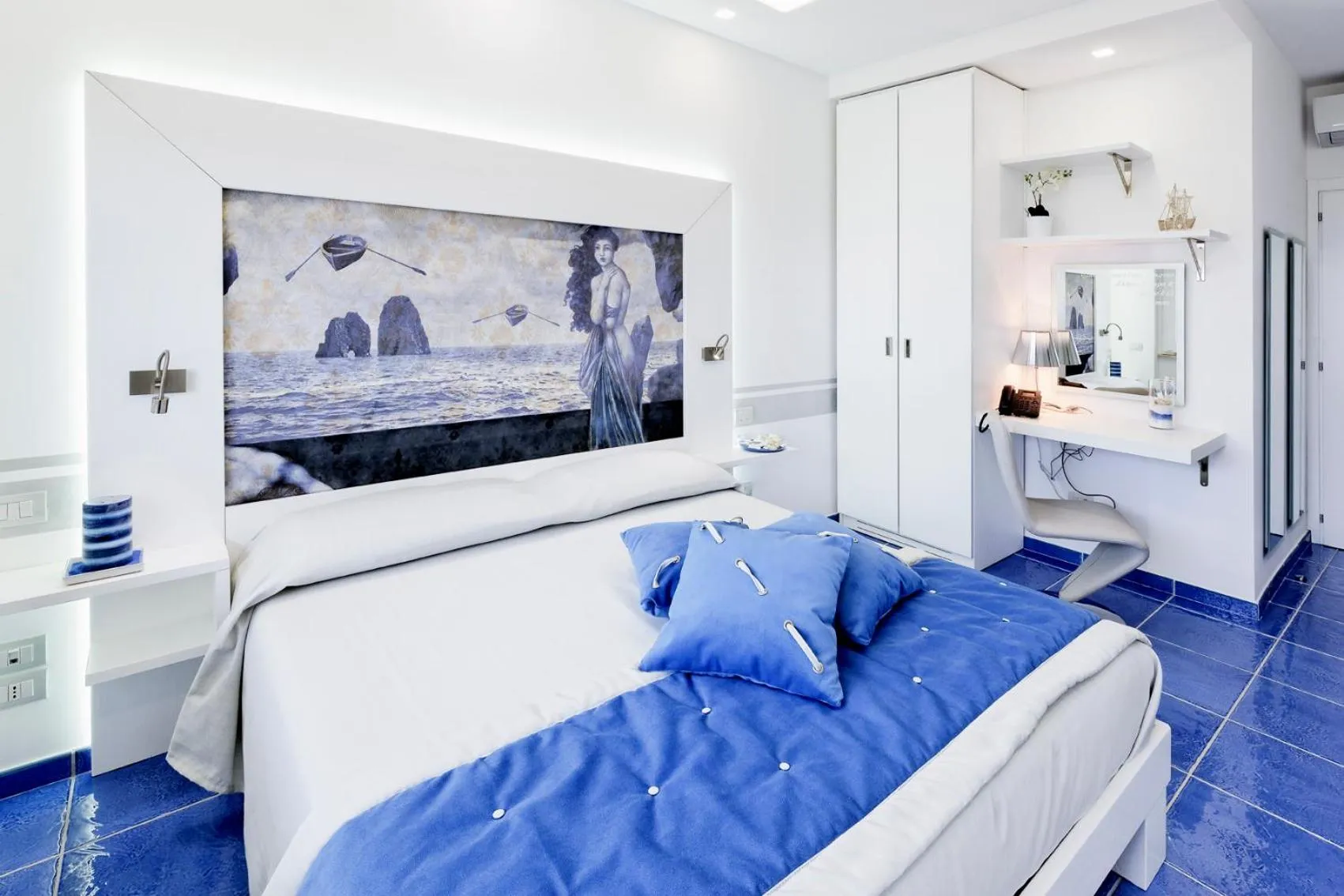 Photo of the whole room, Bed in La Madegra Seasuite