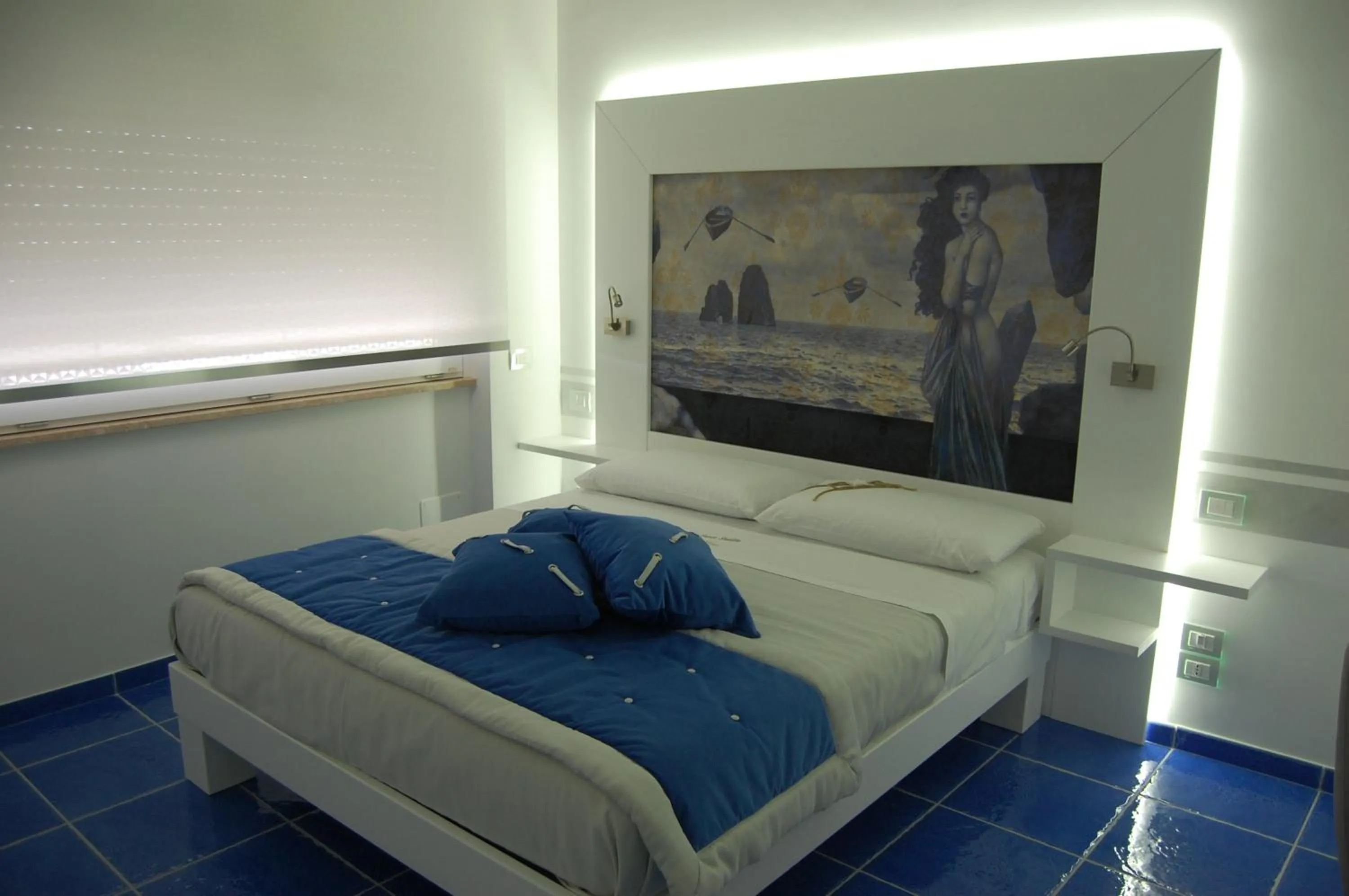 Photo of the whole room, Bed in La Madegra Seasuite