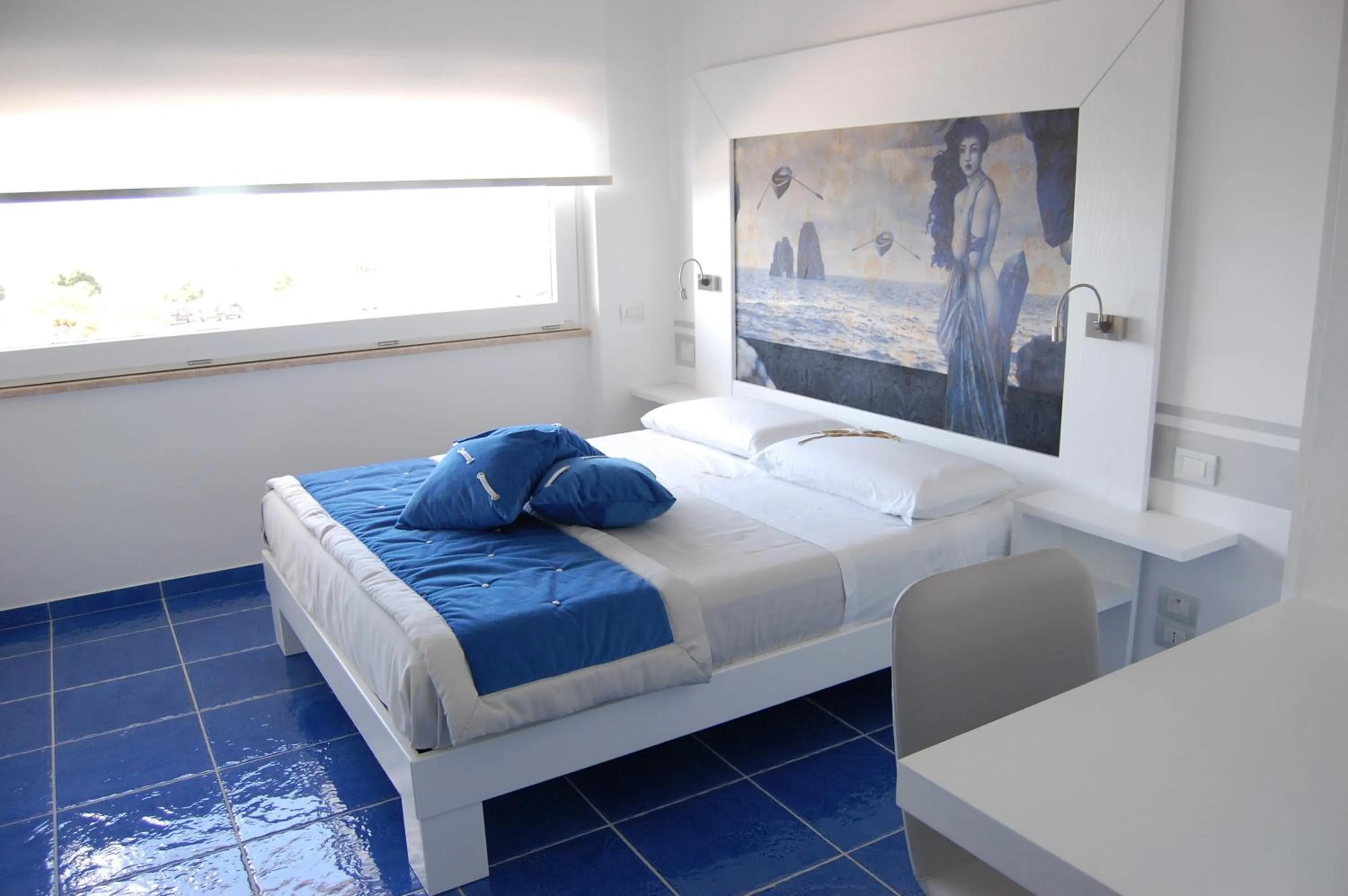 Photo of the whole room, Bed in La Madegra Seasuite