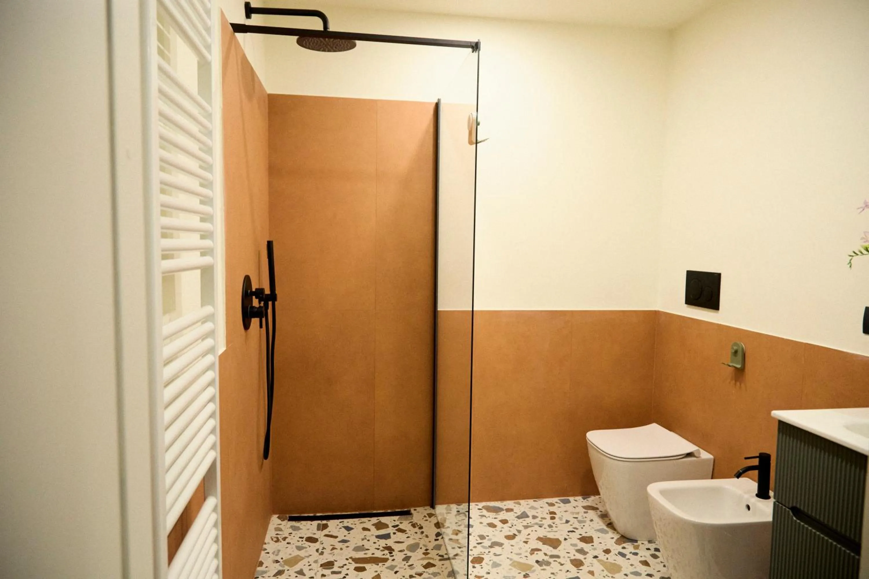 Shower in Madama Hostel & Bistrot