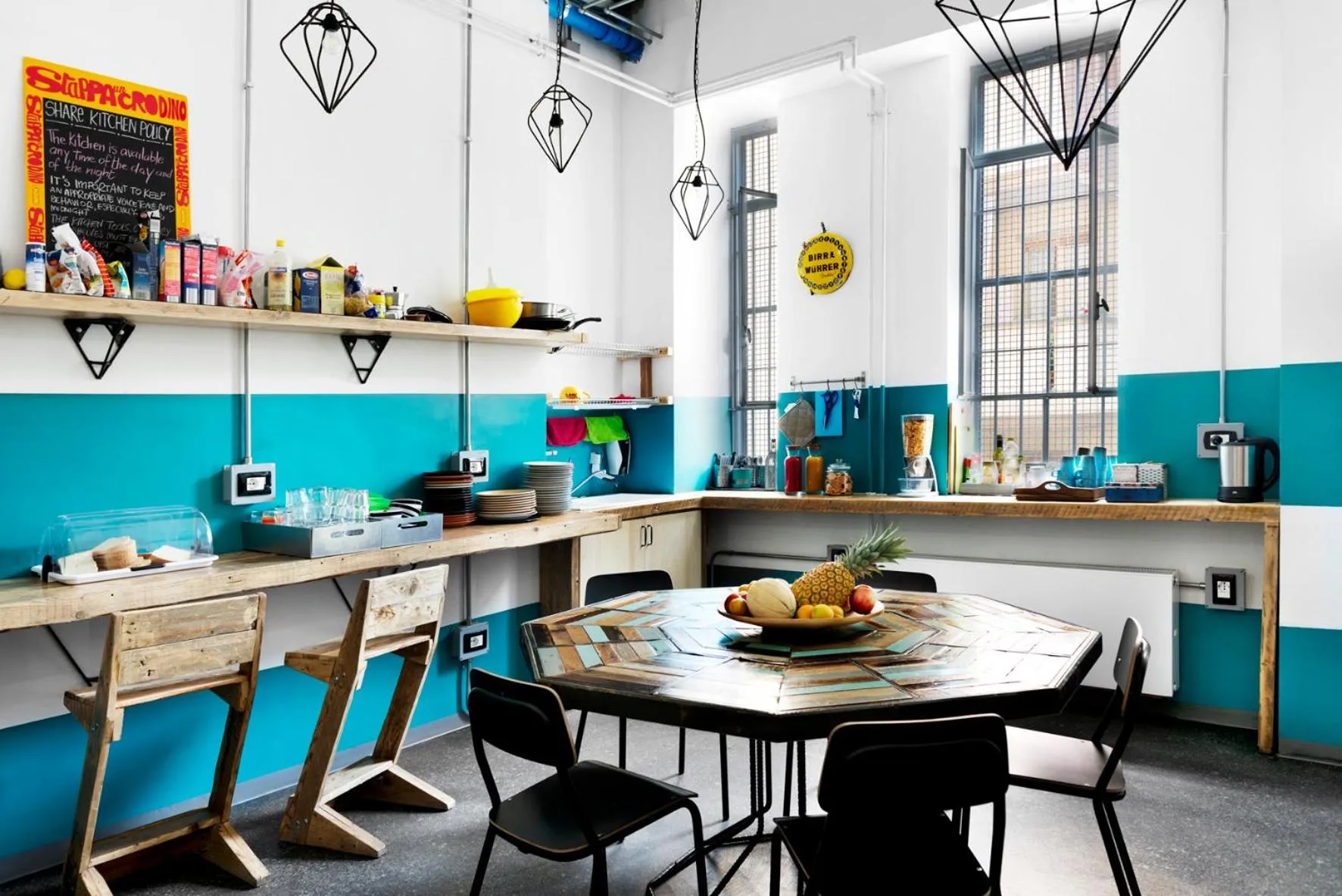 Communal kitchen in Madama Hostel & Bistrot