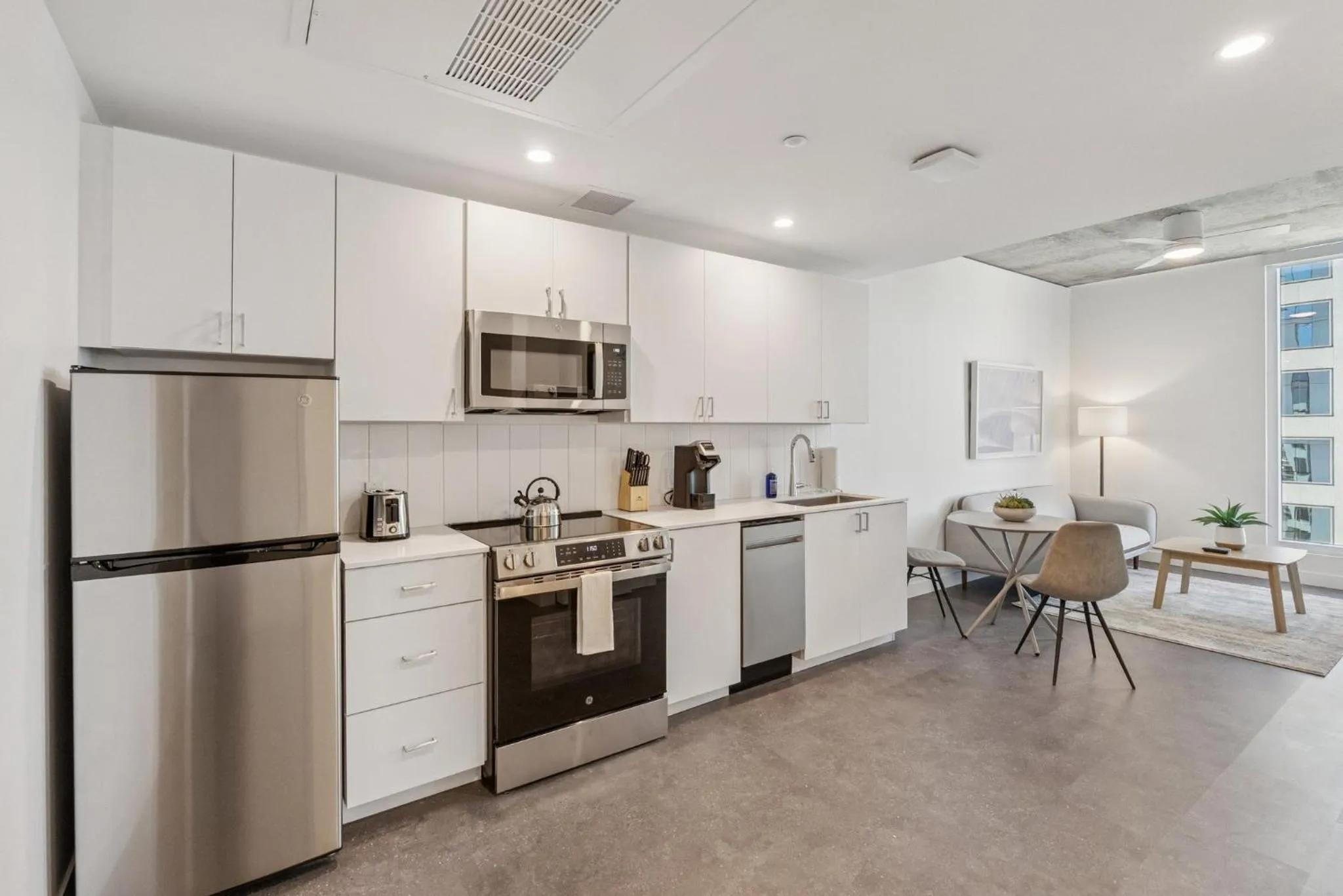 Kitchen or kitchenette in Placemakr Downtown Phoenix