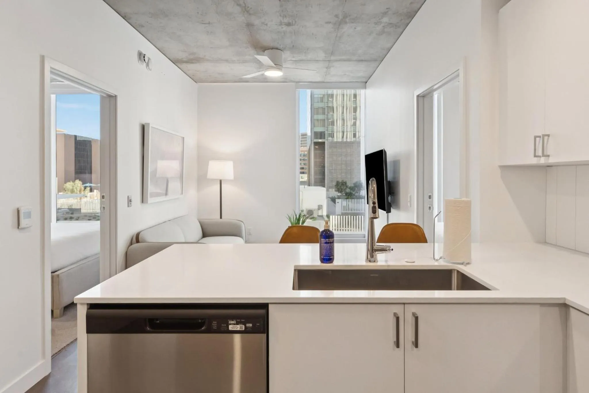 Kitchen or kitchenette in Placemakr Downtown Phoenix