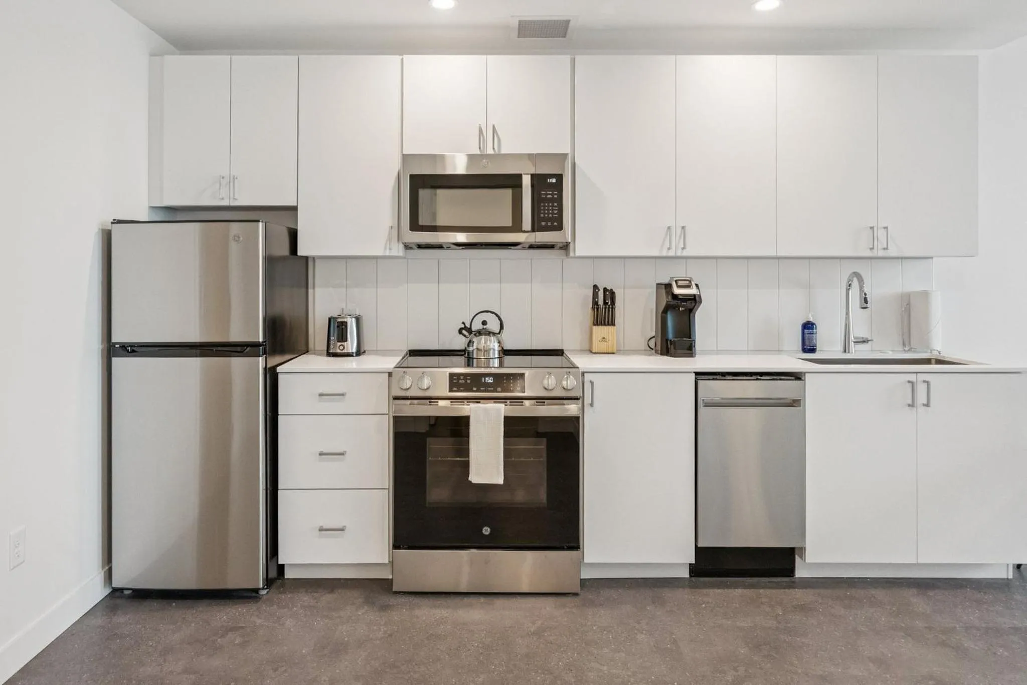 Kitchen or kitchenette in Placemakr Downtown Phoenix