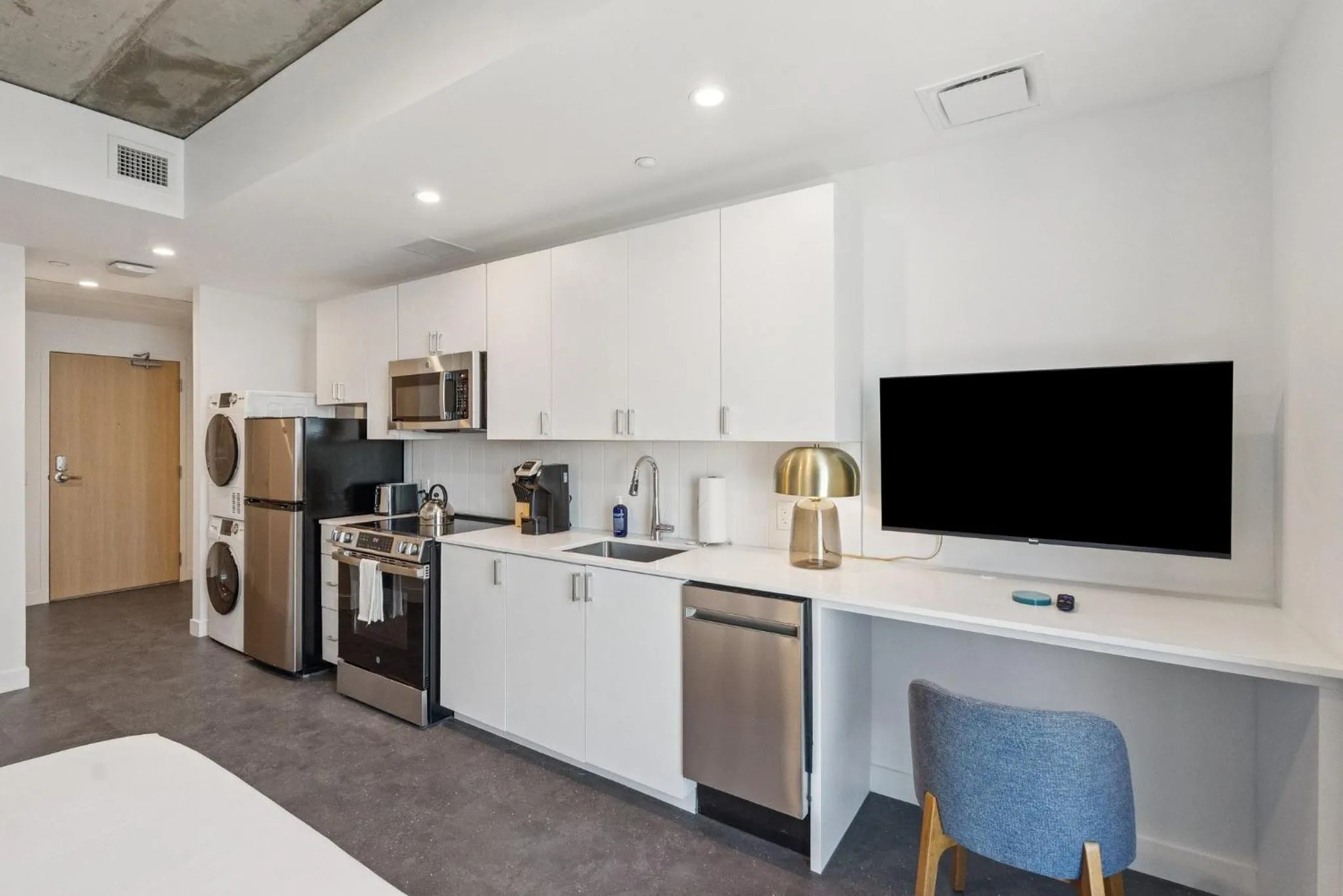 Kitchen or kitchenette in Placemakr Downtown Phoenix