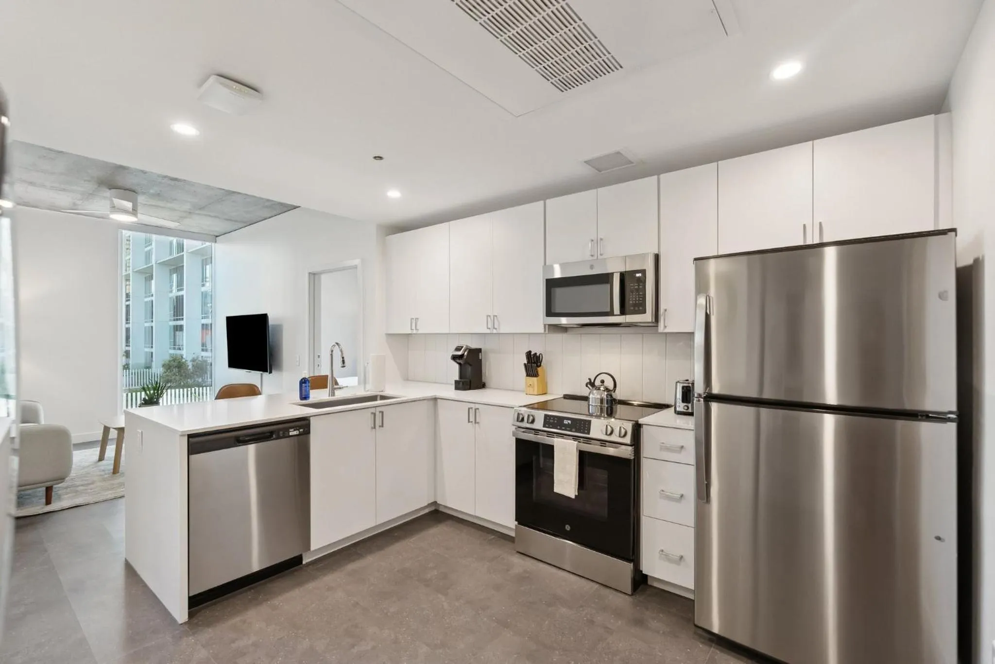 Kitchen or kitchenette in Placemakr Downtown Phoenix