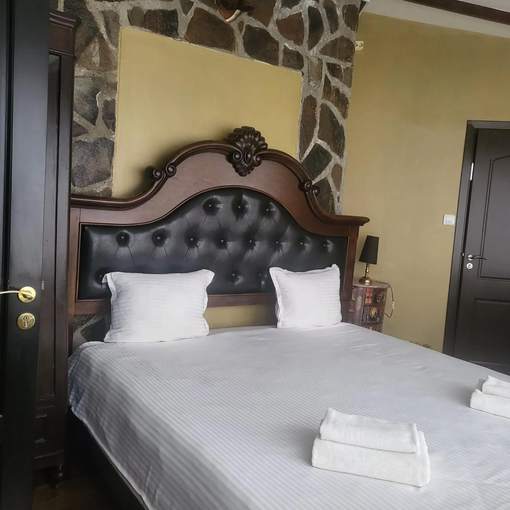 Property building, Bed in Pensiunea Taverna Bucium