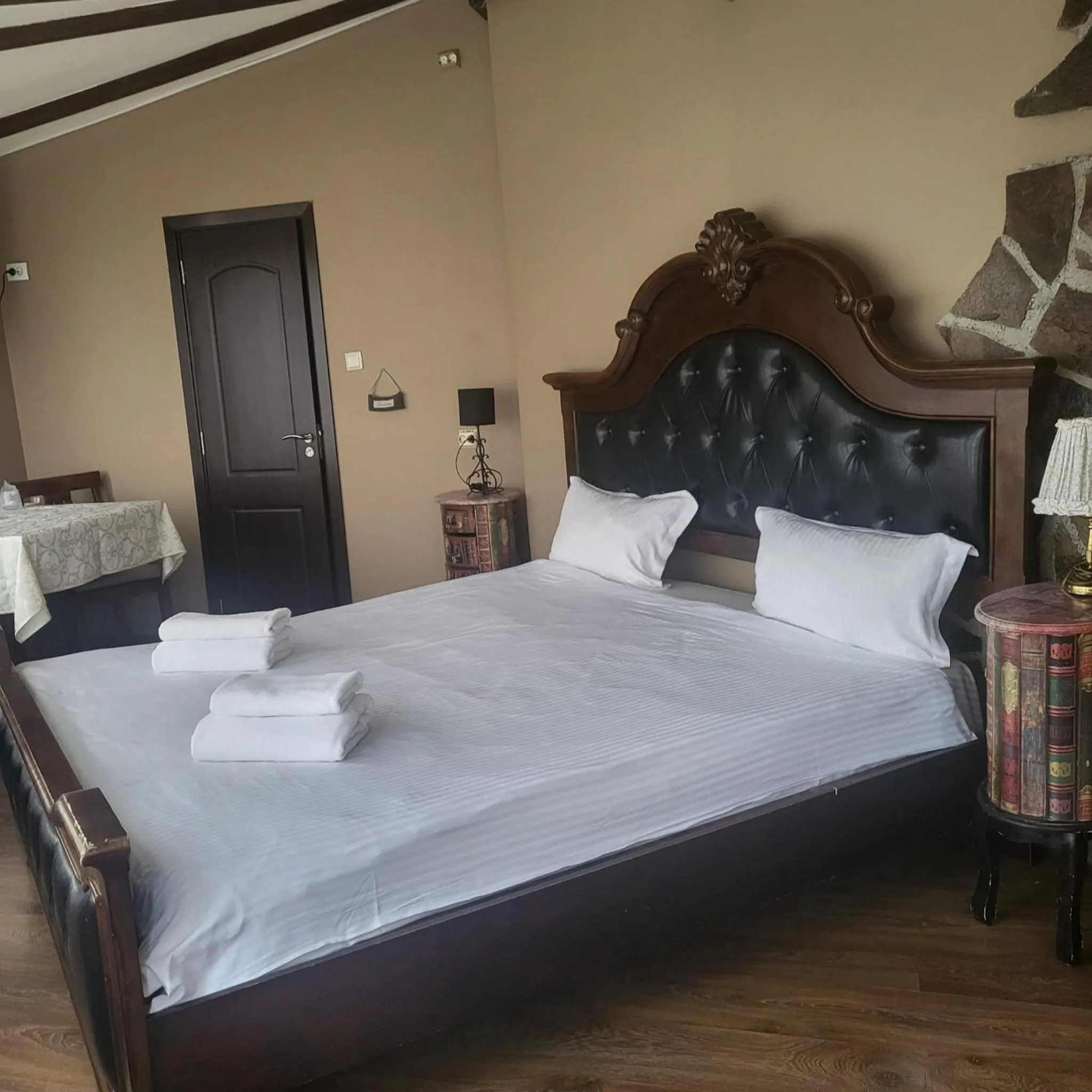 Property building, Bed in Pensiunea Taverna Bucium