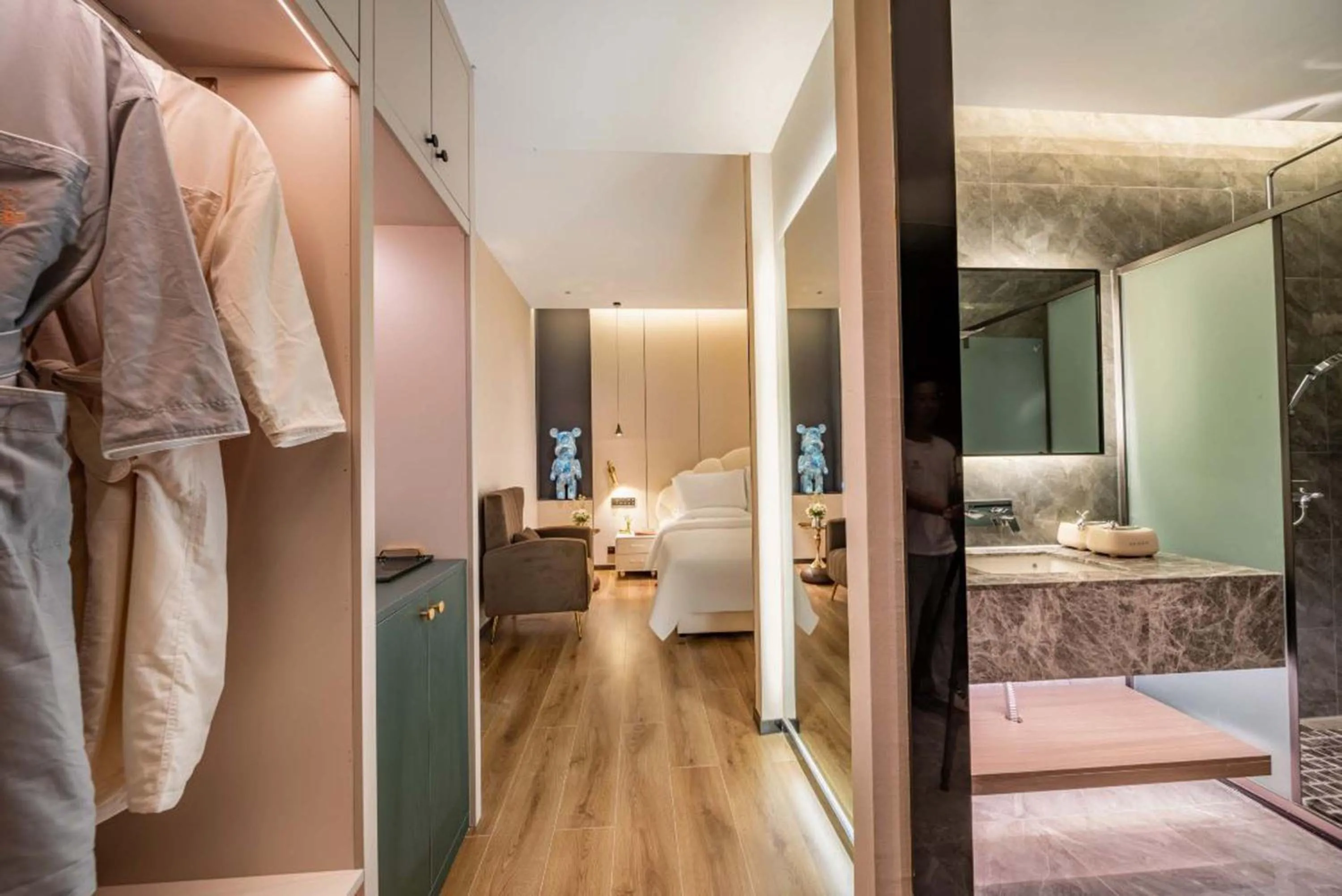 Shower, Bed in Pilot Hotel