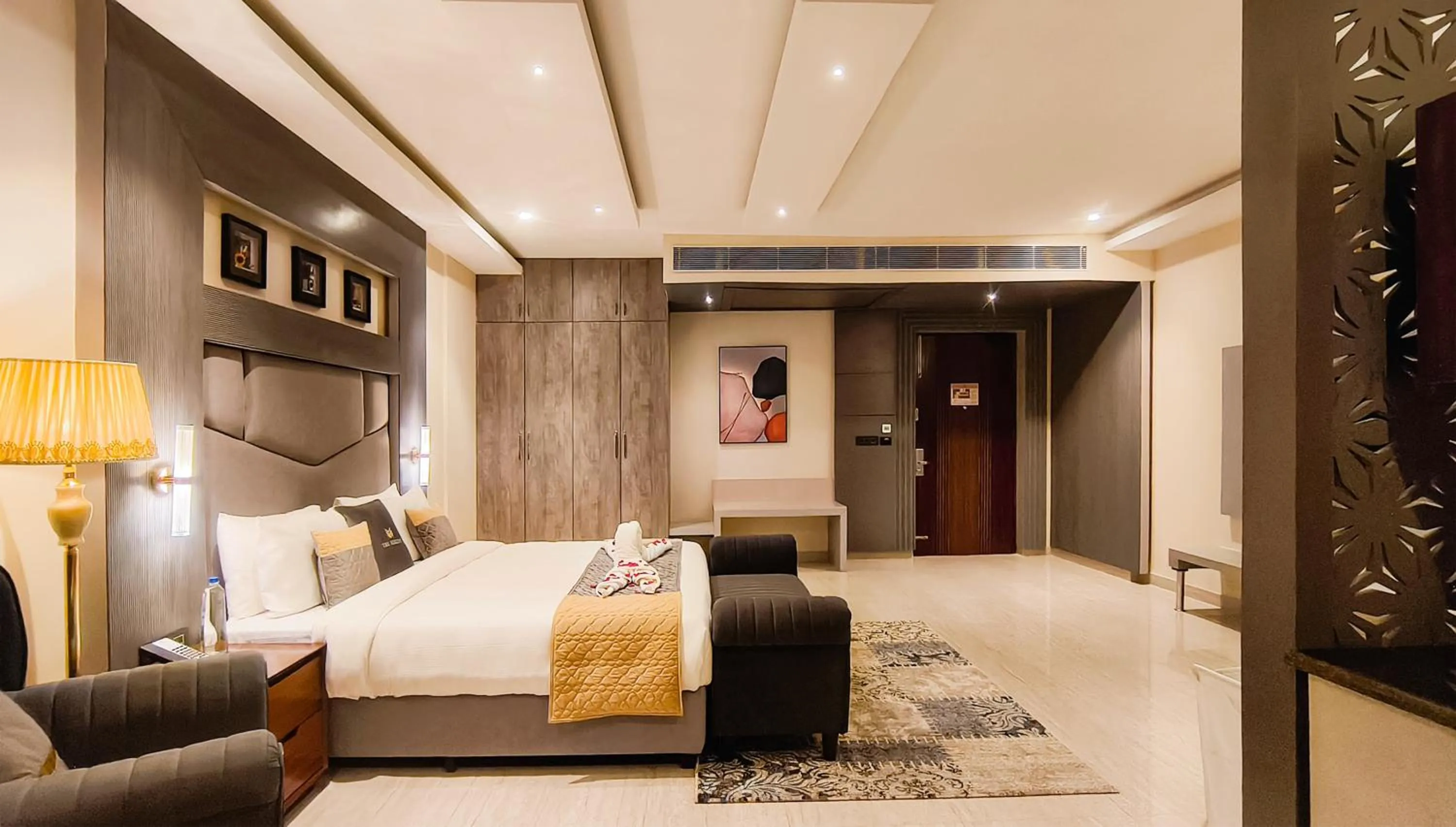 Bedroom, Bed in The Meriton