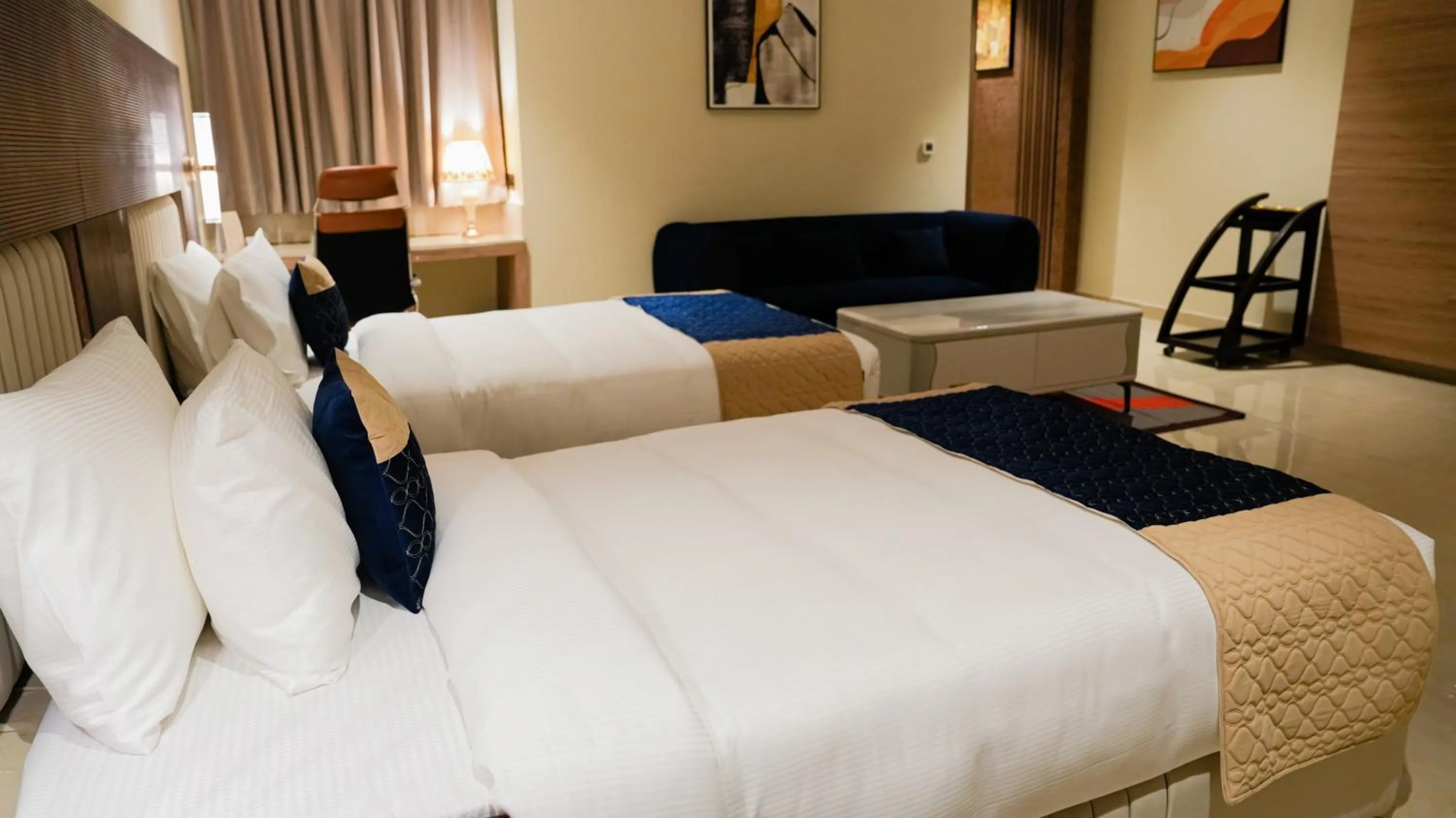 Seating area, Bed in The Meriton