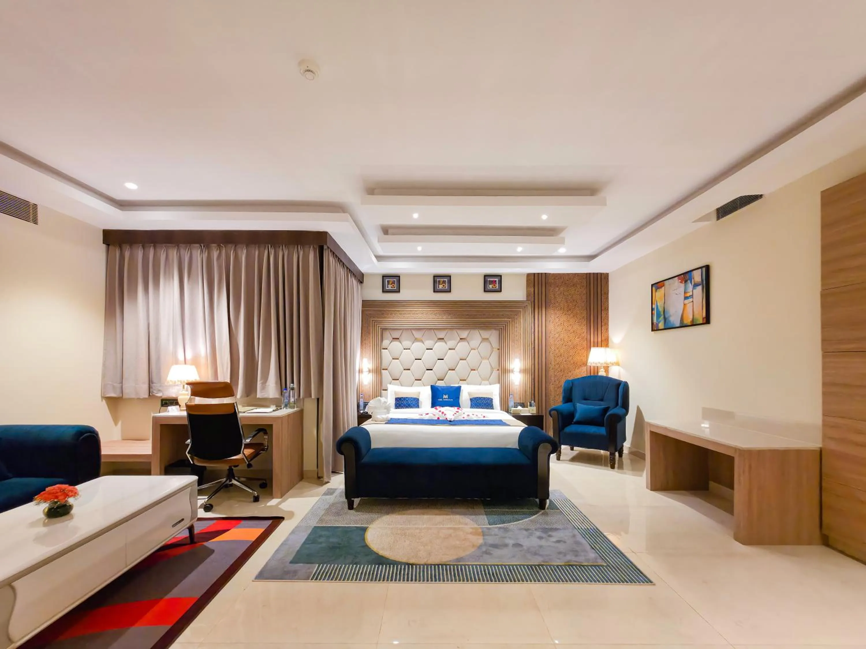 Seating area, Bed in The Meriton