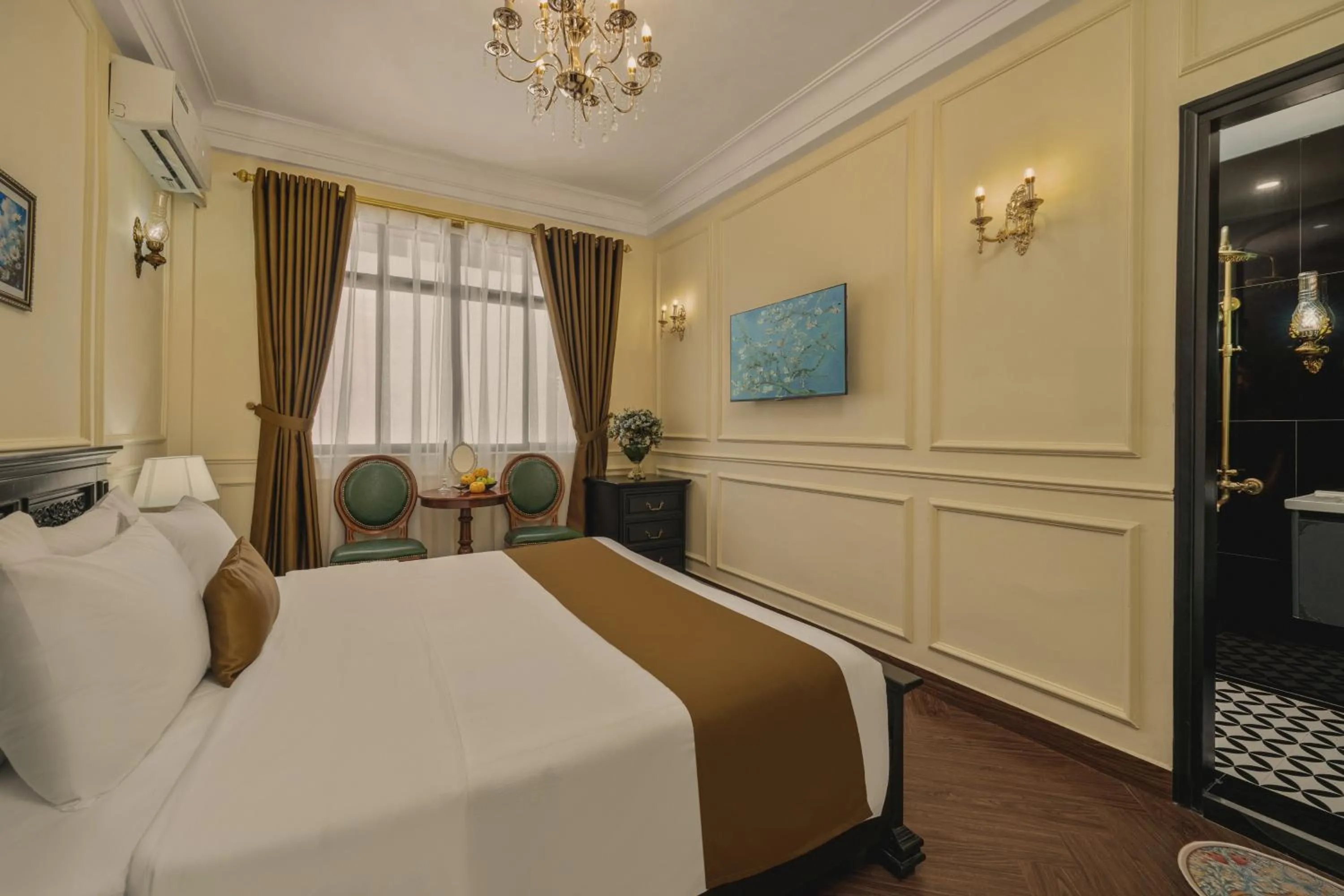 Photo of the whole room, Bed in Vina Vintage Hotel