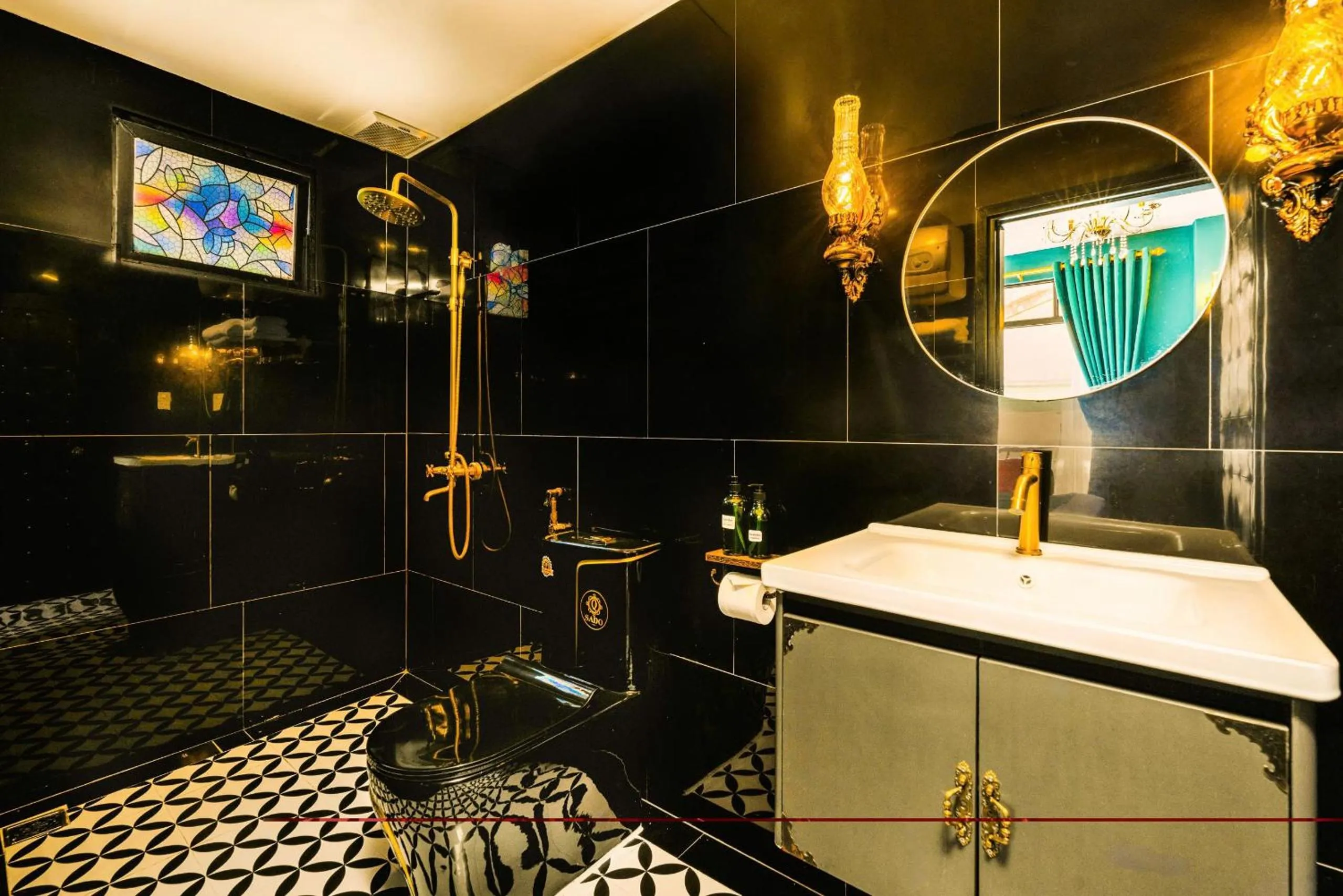 Shower in Vina Vintage Hotel