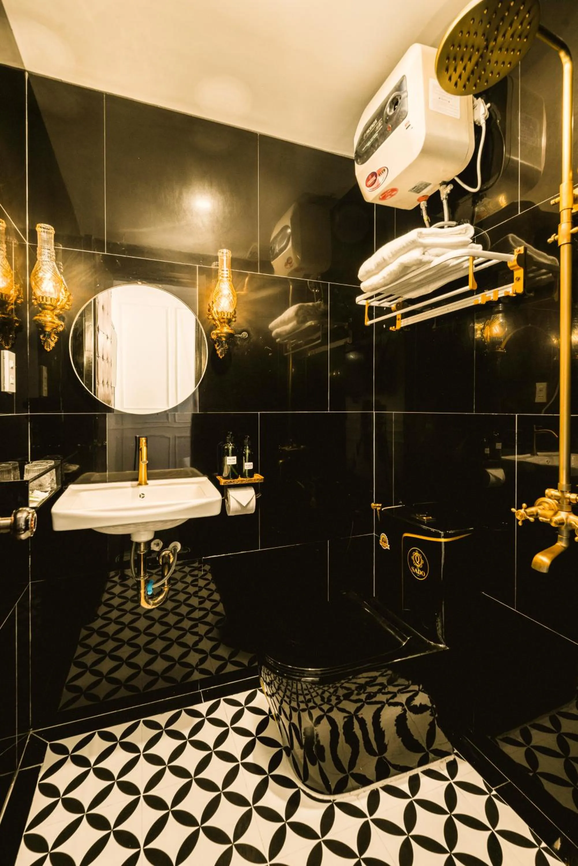 Shower in Vina Vintage Hotel
