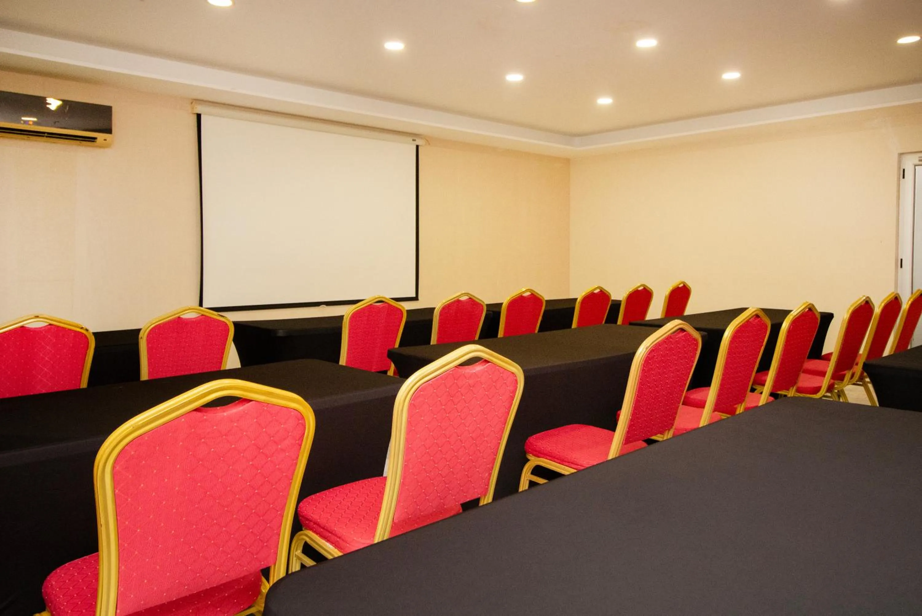 Meeting/conference room in Ramada by Wyndham Panama Via Argentina