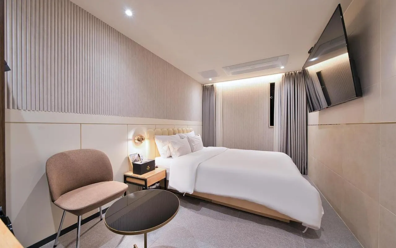 Standard Double Room (No Parking) in Suwon Hound Hotel