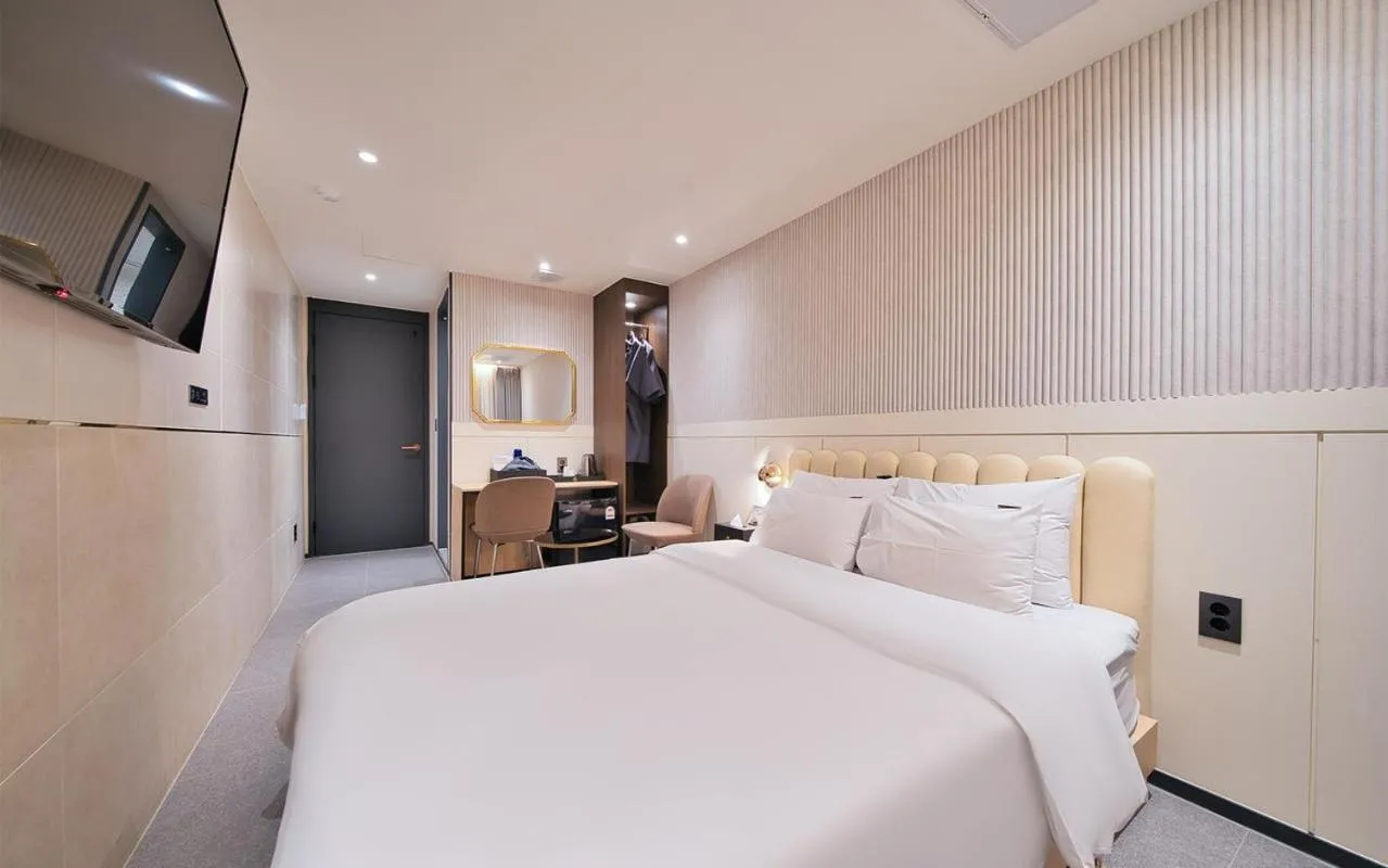 Standard Double Room (No Parking) in Suwon Hound Hotel