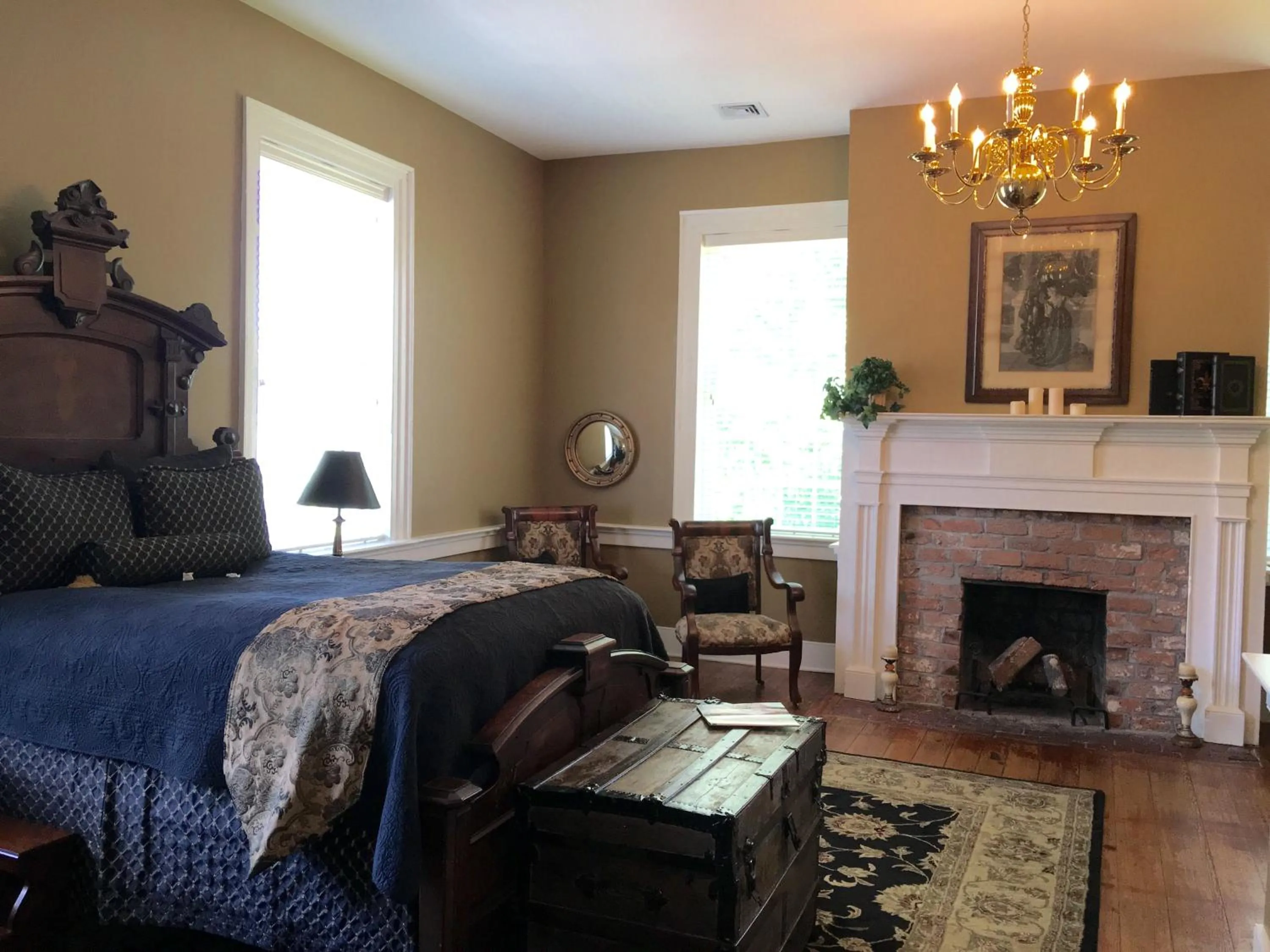 Queen Room in Hale Springs Inn