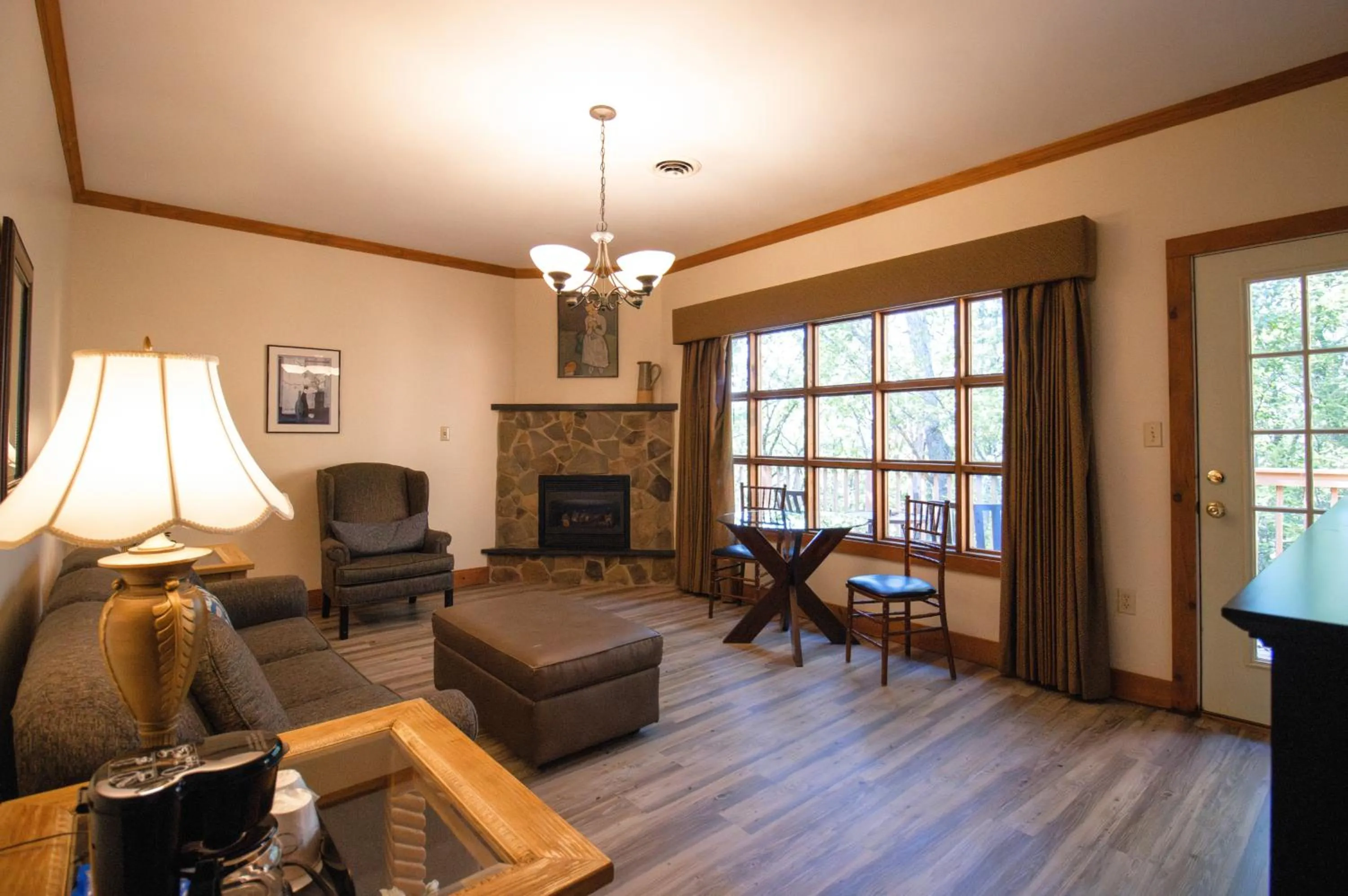 Living room in Stroudsmoor Country Inn