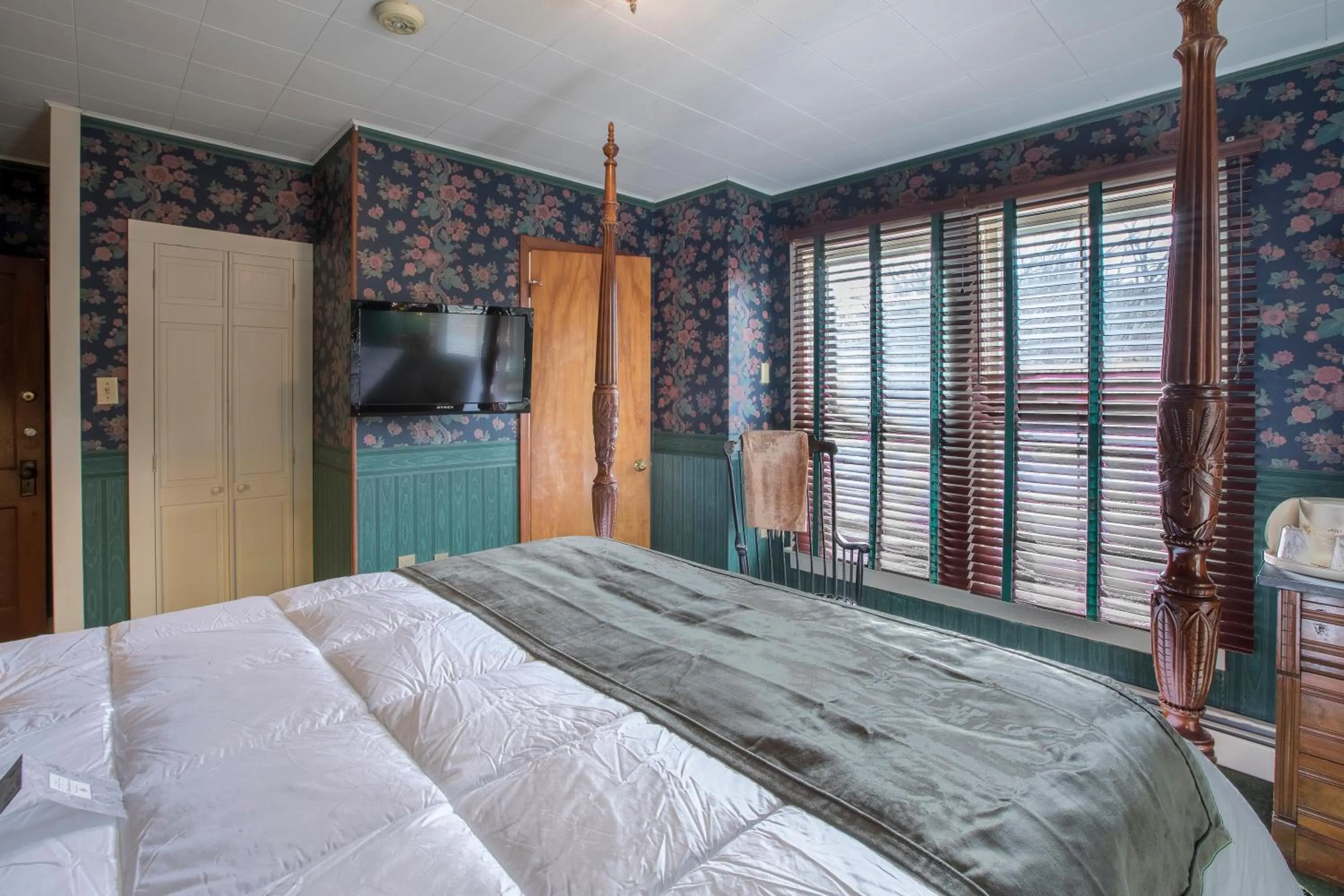 Bedroom, Bed in Stroudsmoor Country Inn