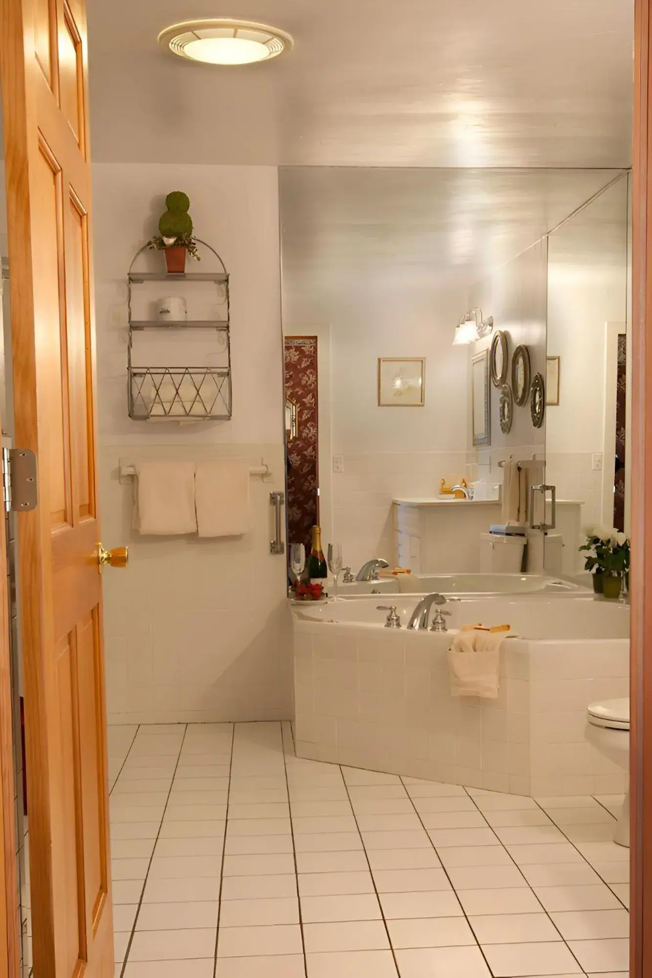 Bathroom in Stroudsmoor Country Inn Bathroom in Stroudsmoor Country Inn