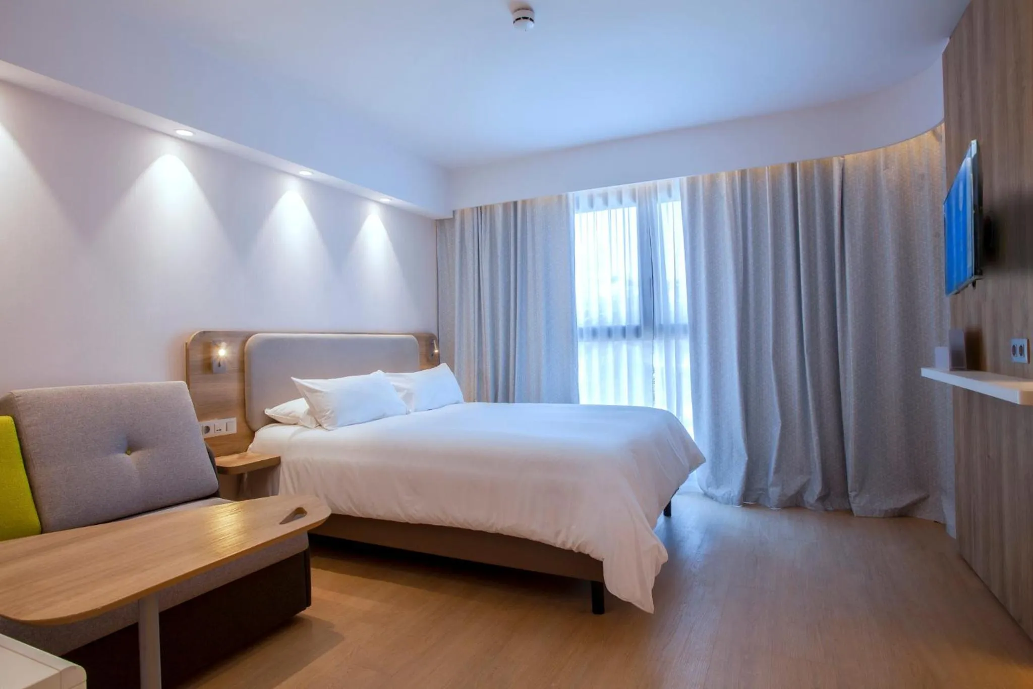 Photo of the whole room, Bed in Holiday Inn Express & Suites Barcelona - Sabadell by IHG