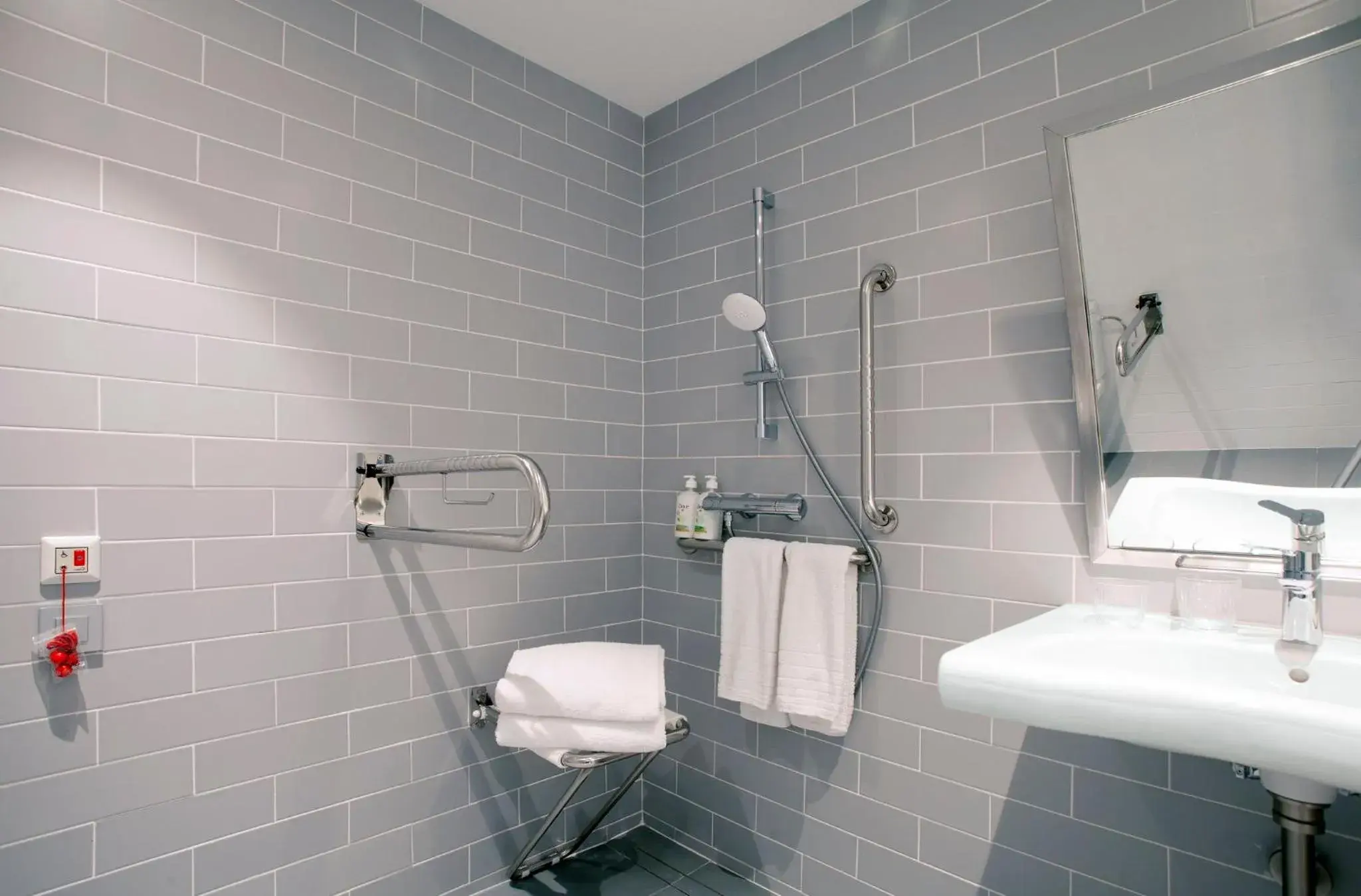 Standard King Room - Mobility Access in Holiday Inn Express & Suites Barcelona - Sabadell by IHG Standard King Room - Mobility Access in Holiday Inn Express & Suites Barcelona - Sabadell by IHG