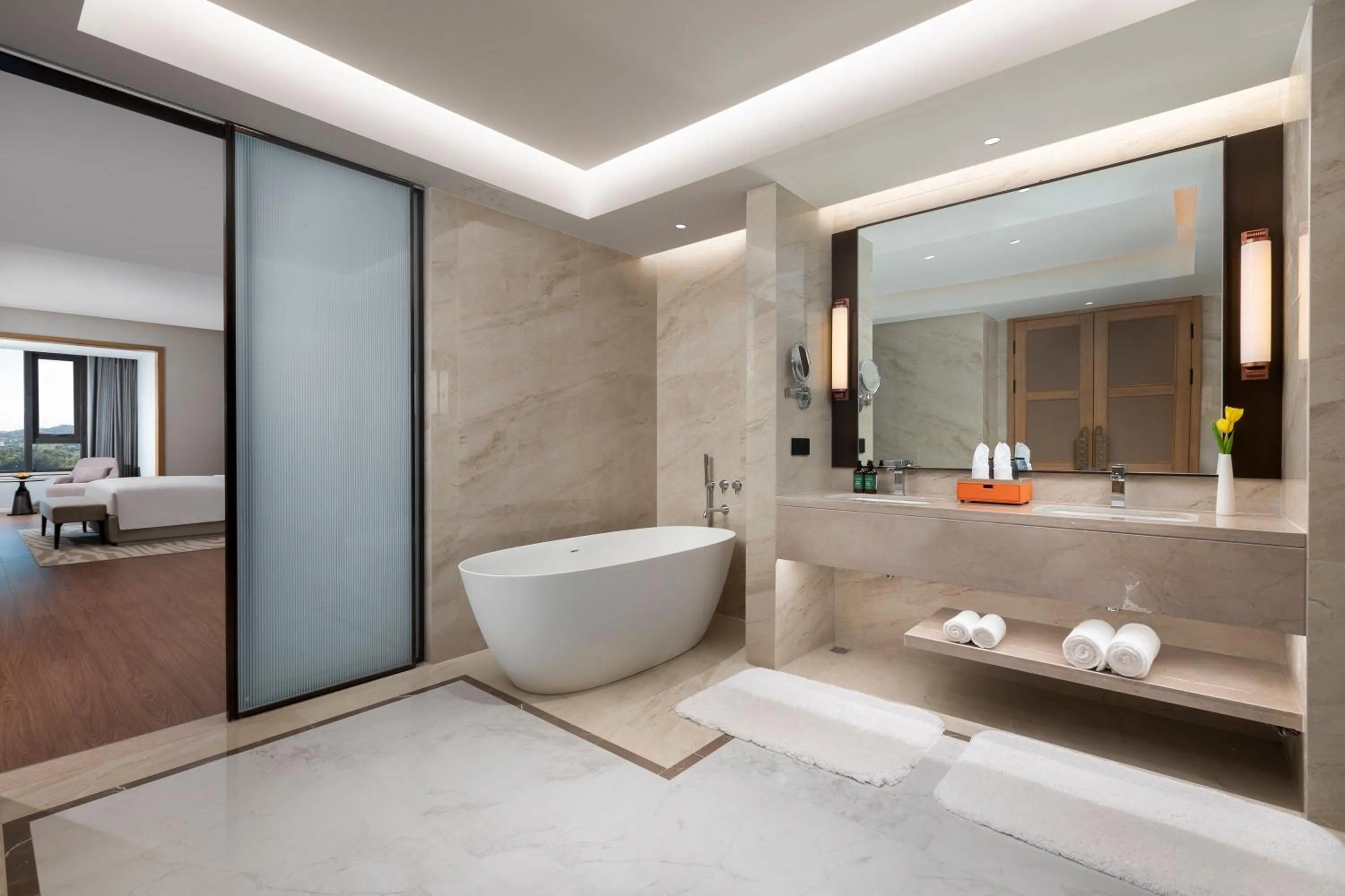 One-Bedroom King Suite with Lake View in Crowne Plaza Xiangyang Fuchun Lakeside