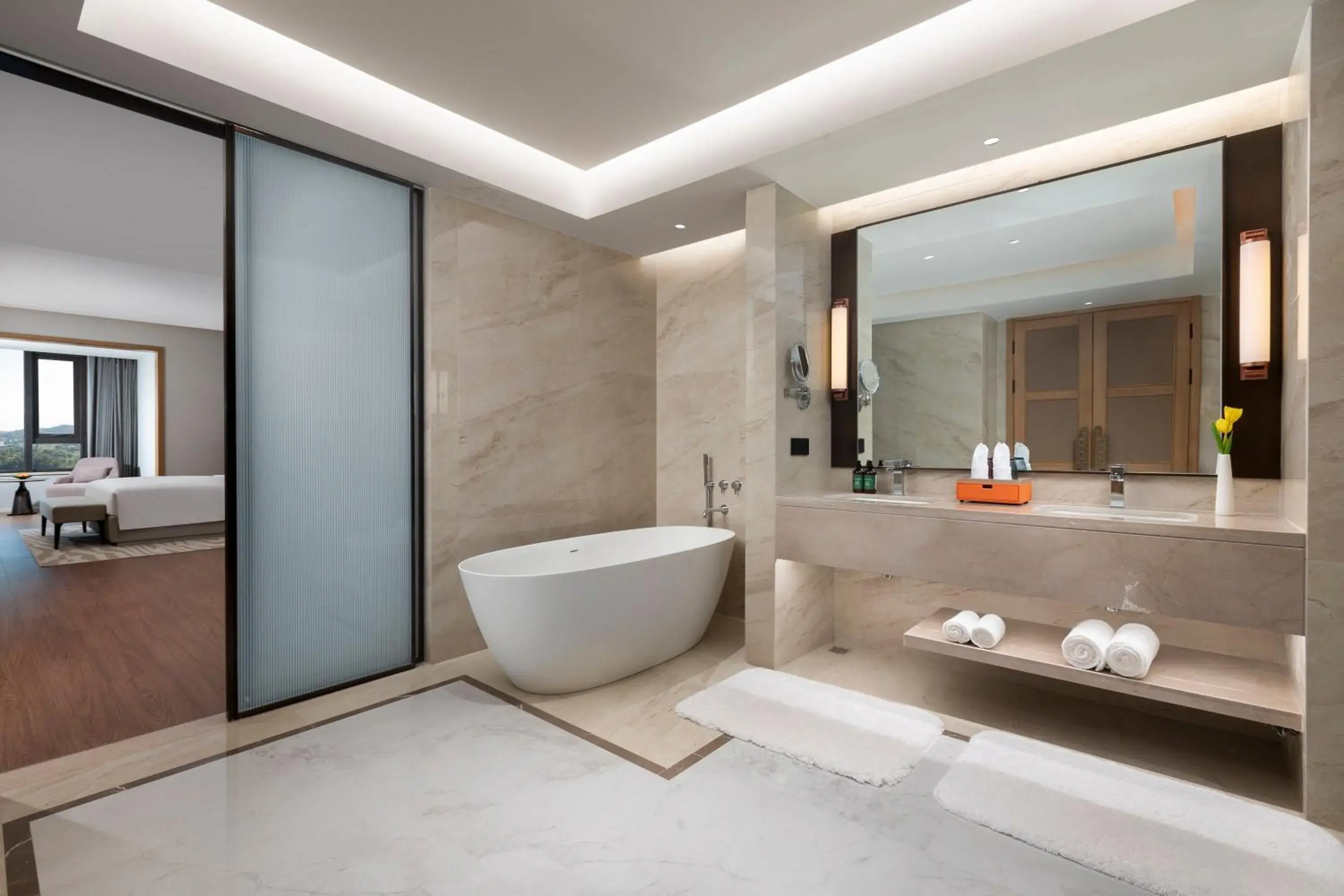 One-Bedroom King Suite with Lake View in Crowne Plaza Xiangyang Fuchun Lakeside One-Bedroom King Suite with Lake View in Crowne Plaza Xiangyang Fuchun Lakeside