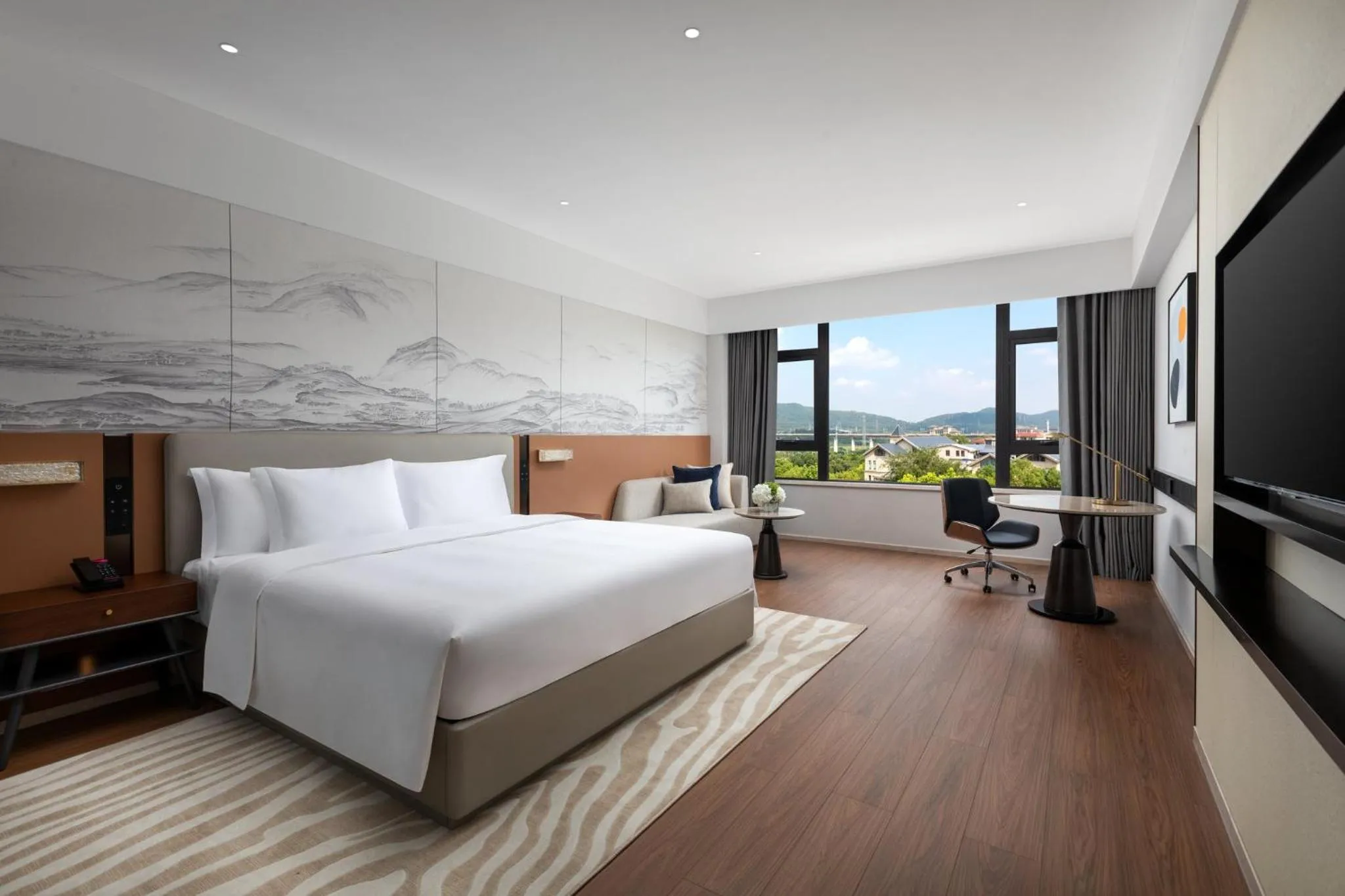 Standard King Room in Crowne Plaza Xiangyang Fuchun Lakeside