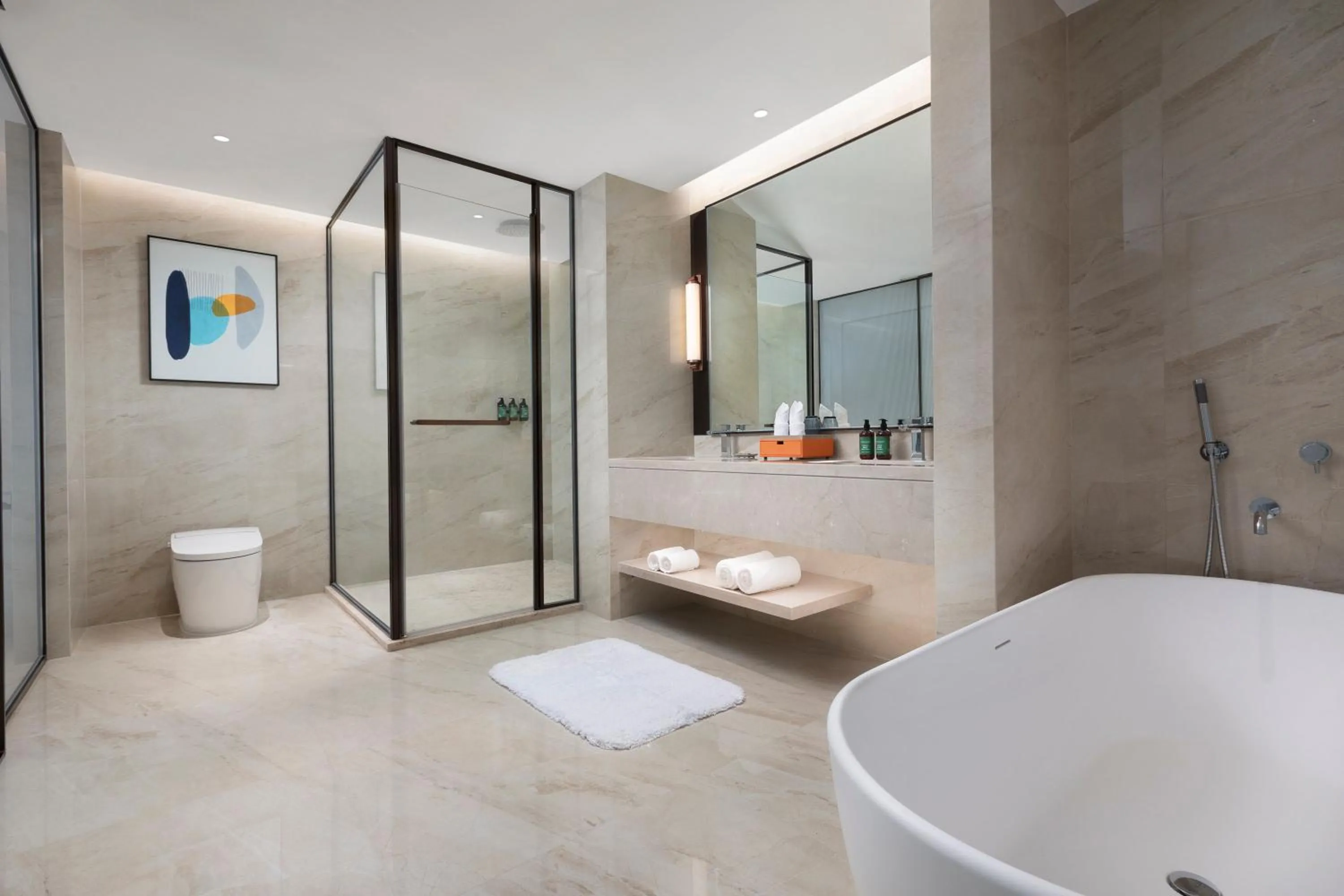 King Suite with Mobility Accessible Tub in Crowne Plaza Xiangyang Fuchun Lakeside