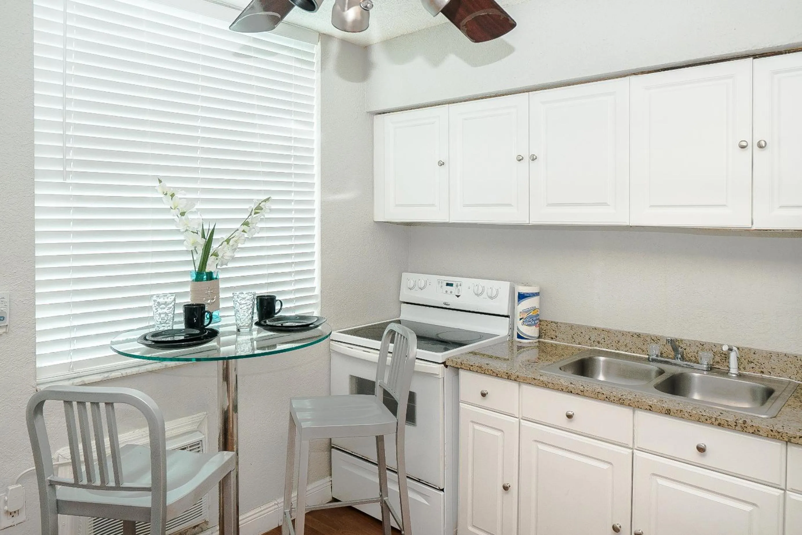 Kitchen or kitchenette in 713 Miami Beach Apartments