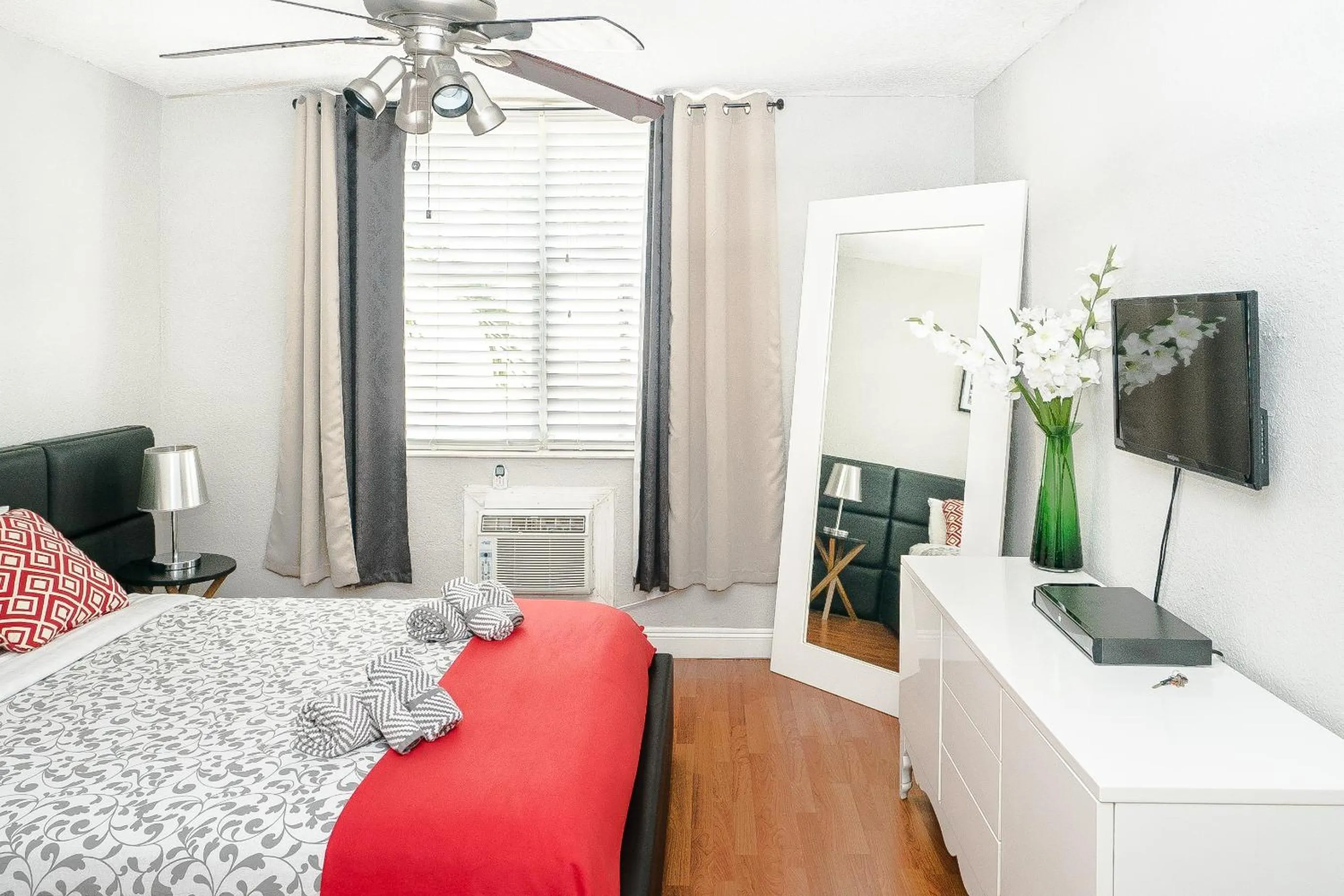 Bedroom, Bed in 713 Miami Beach Apartments