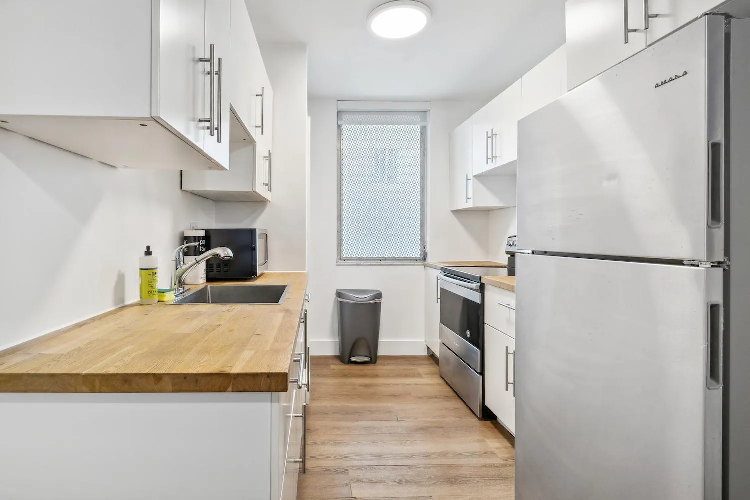 Kitchen or kitchenette in 713 Miami Beach Apartments