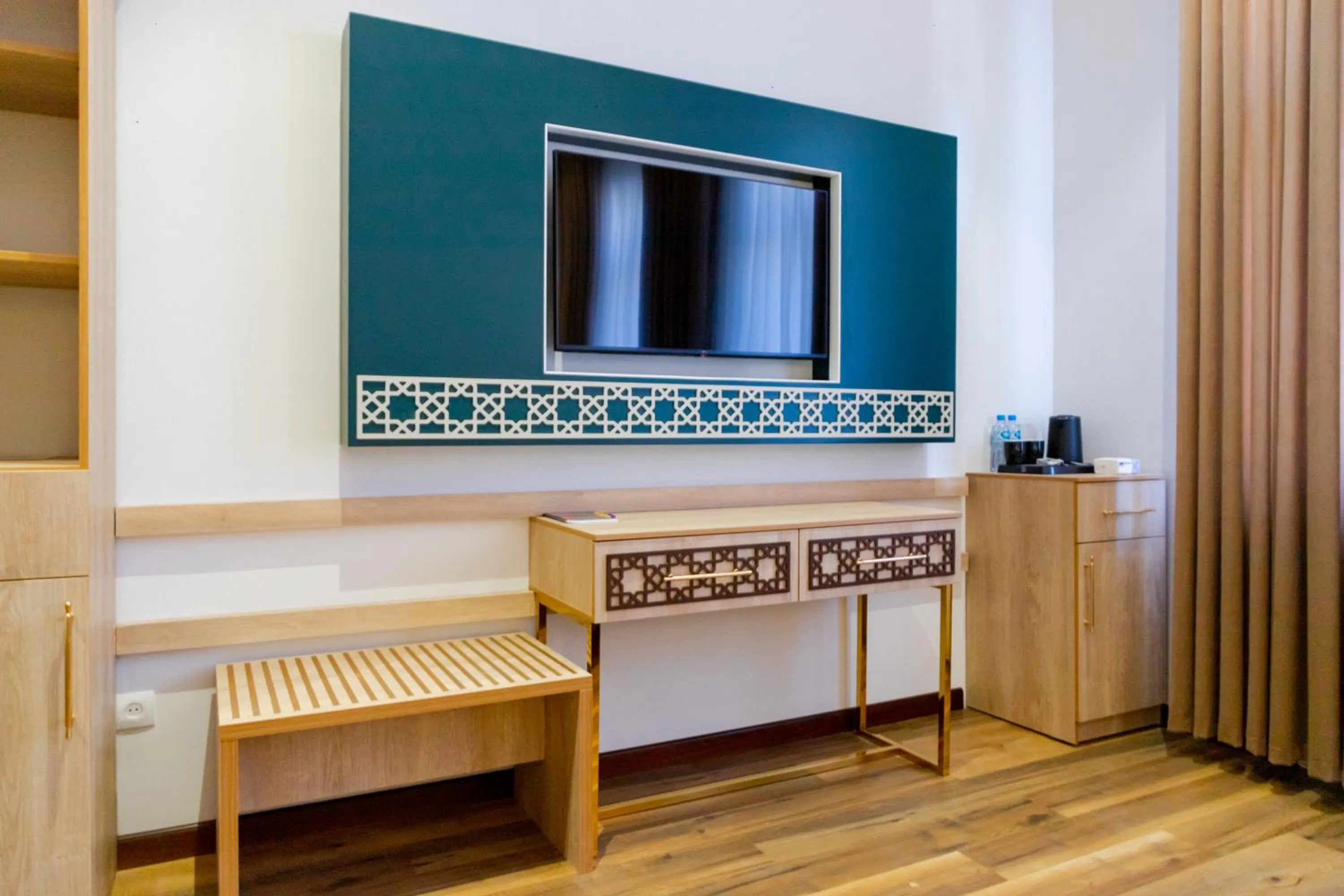 TV and multimedia in Karvon Plaza Hotel