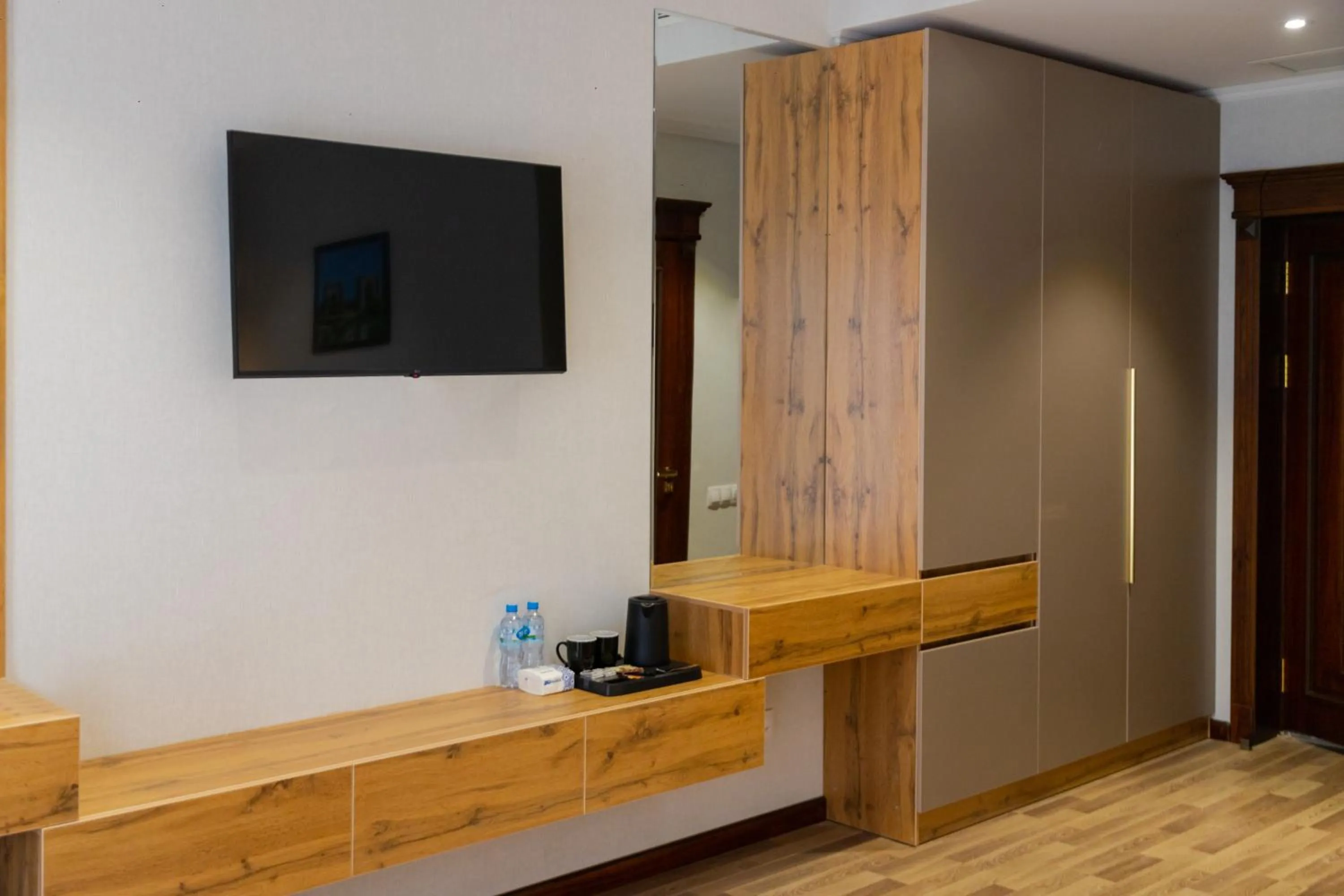 TV and multimedia in Karvon Plaza Hotel