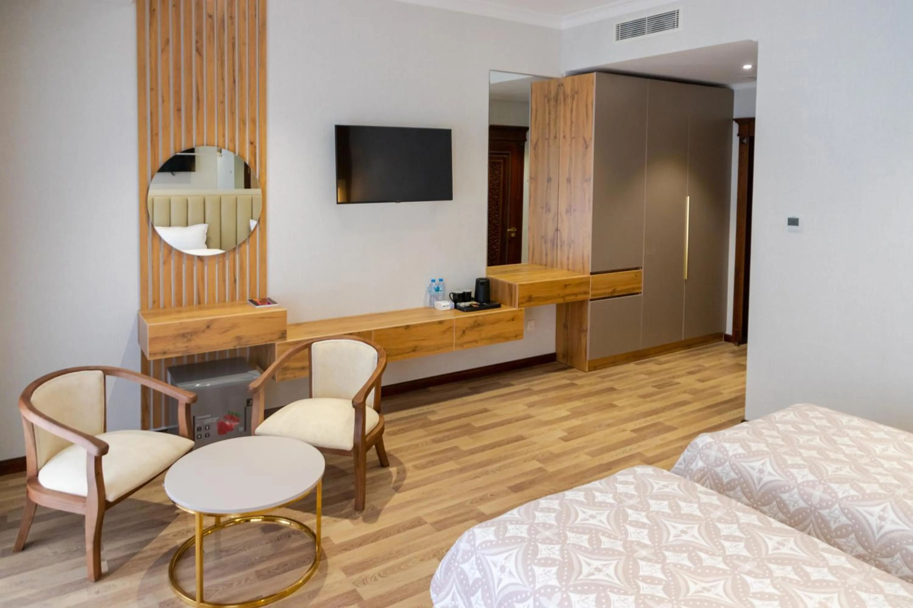 TV and multimedia, Bed in Karvon Plaza Hotel