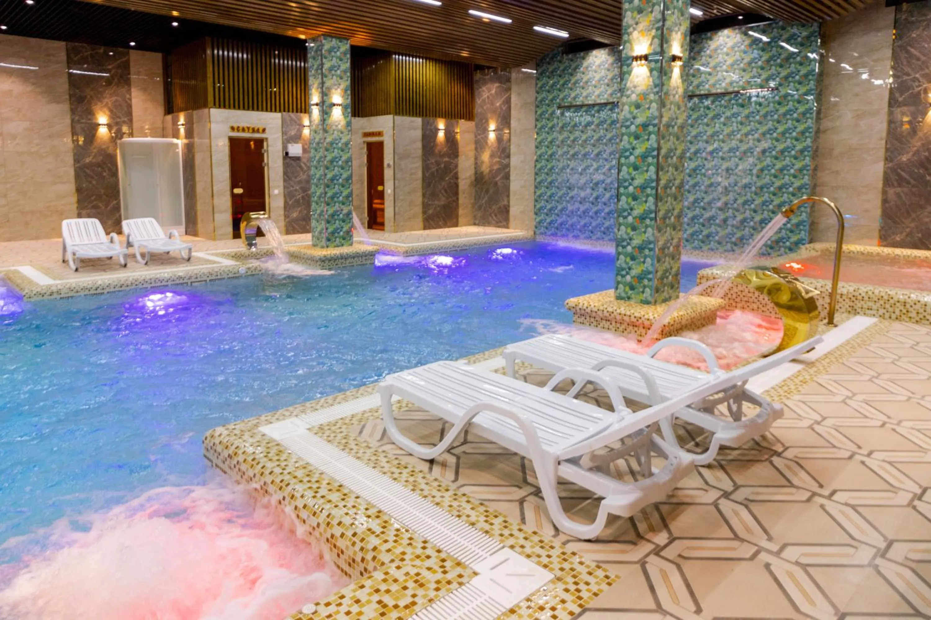 Swimming pool in Karvon Plaza Hotel