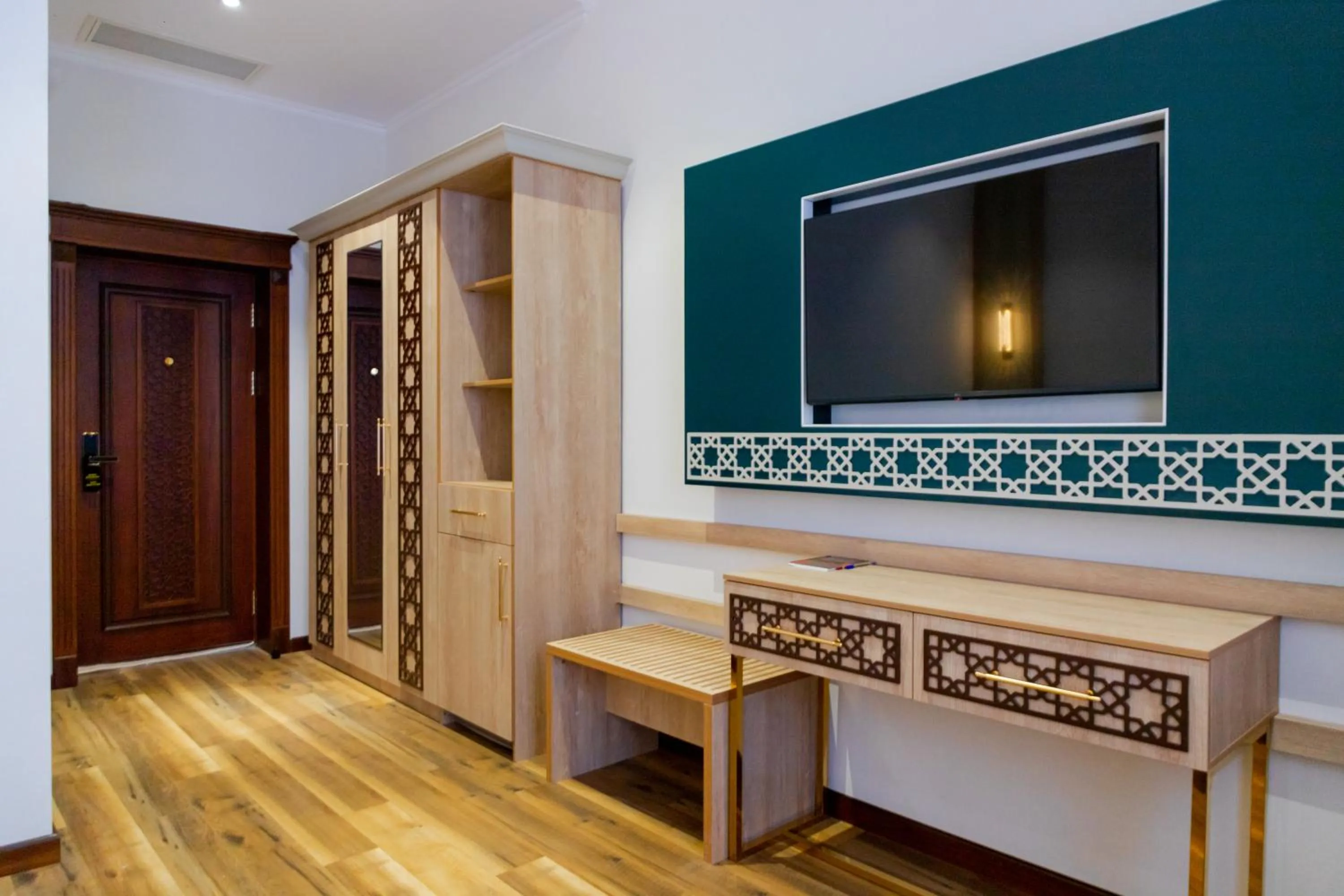 wardrobe in Karvon Plaza Hotel