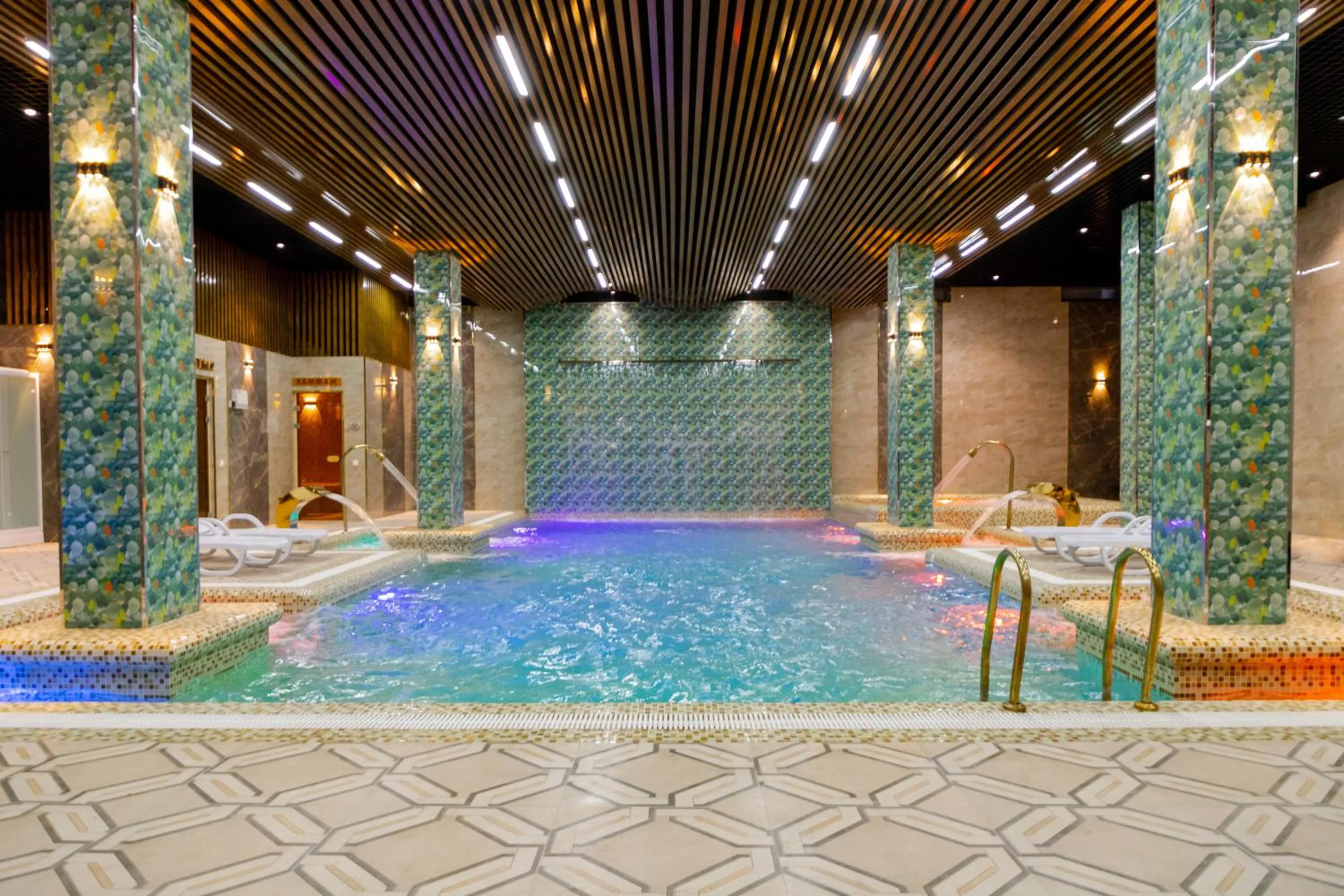 Swimming pool in Karvon Plaza Hotel