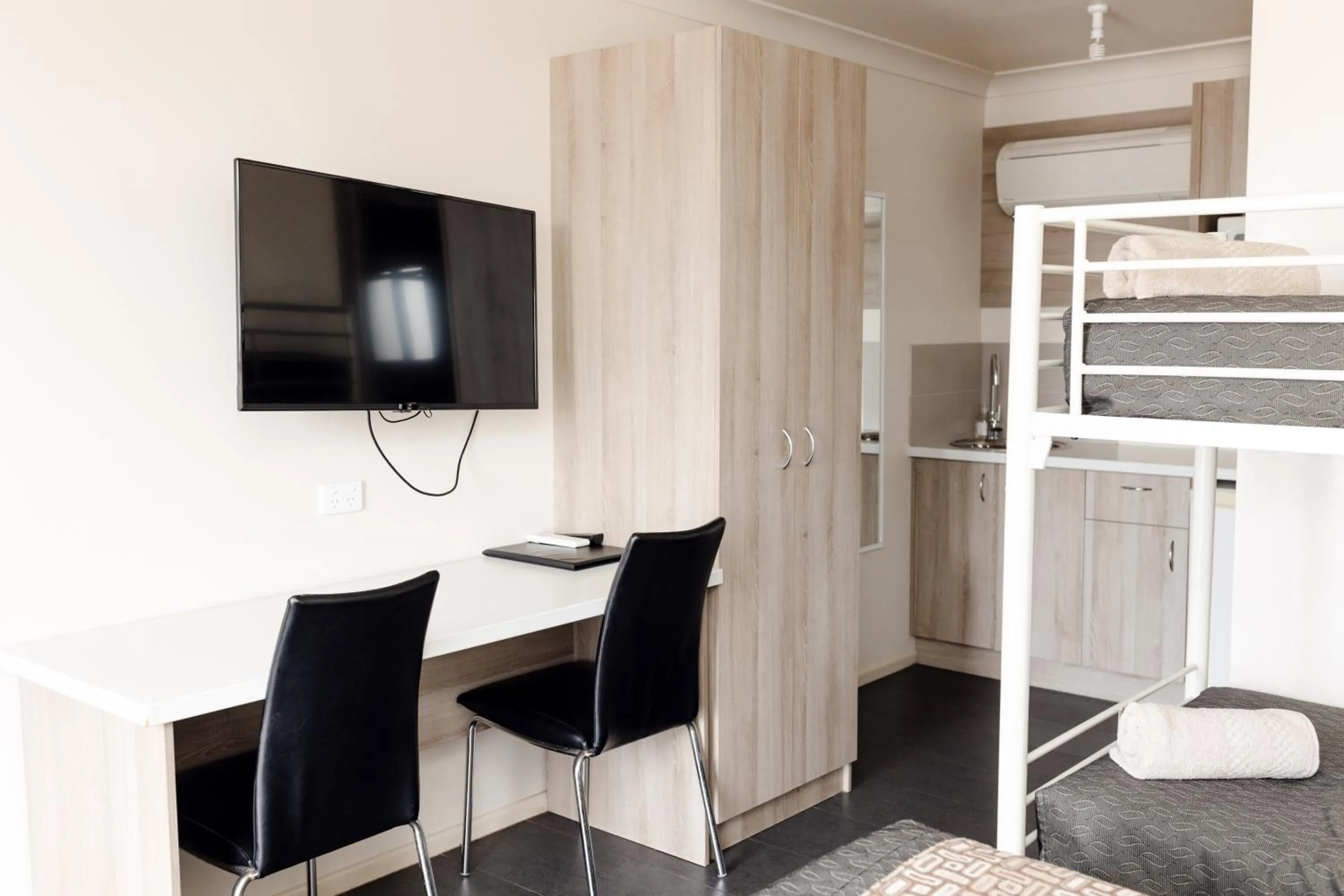 Bed in Starline Motor Inn