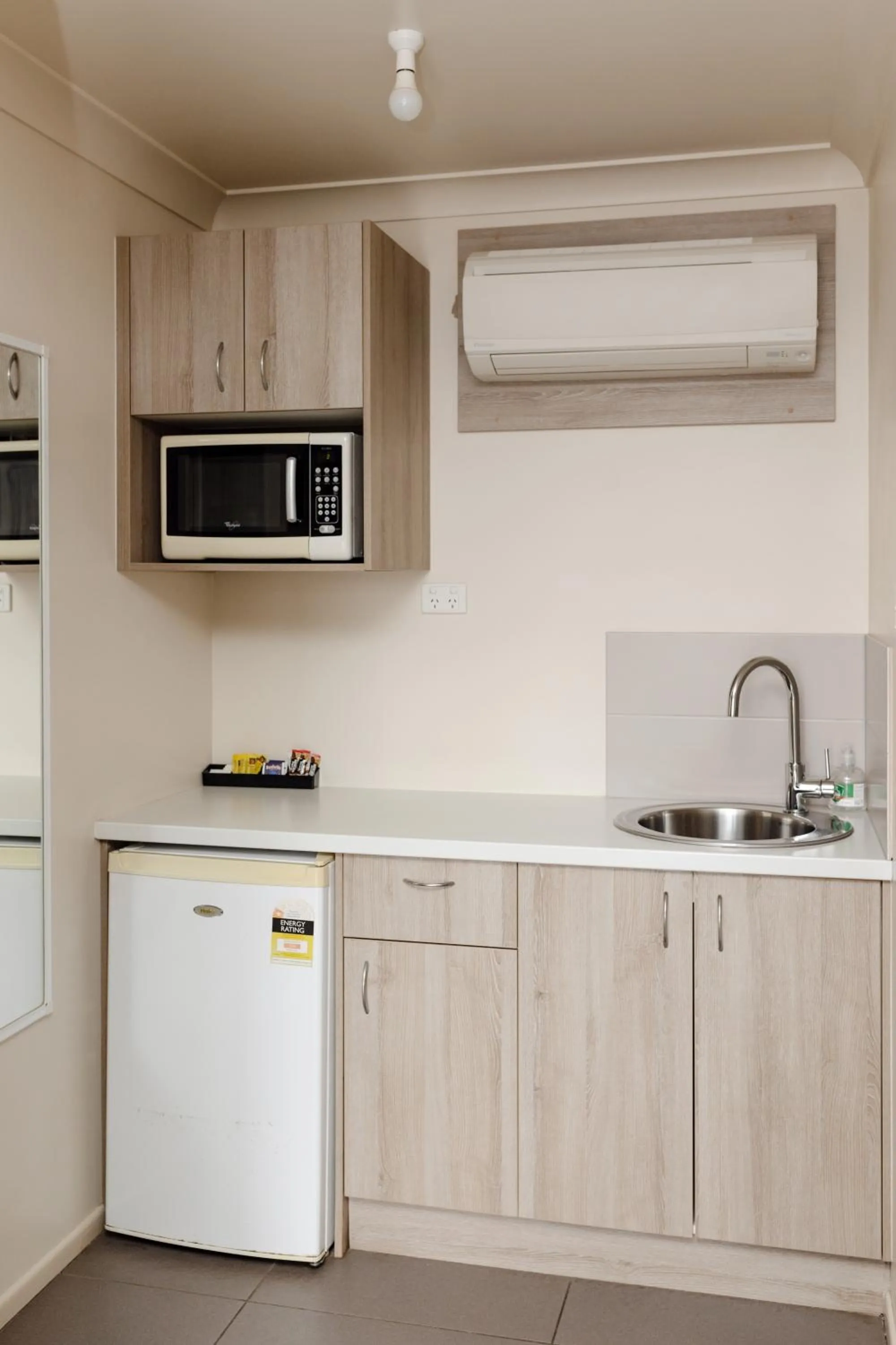 Kitchen or kitchenette in Starline Motor Inn