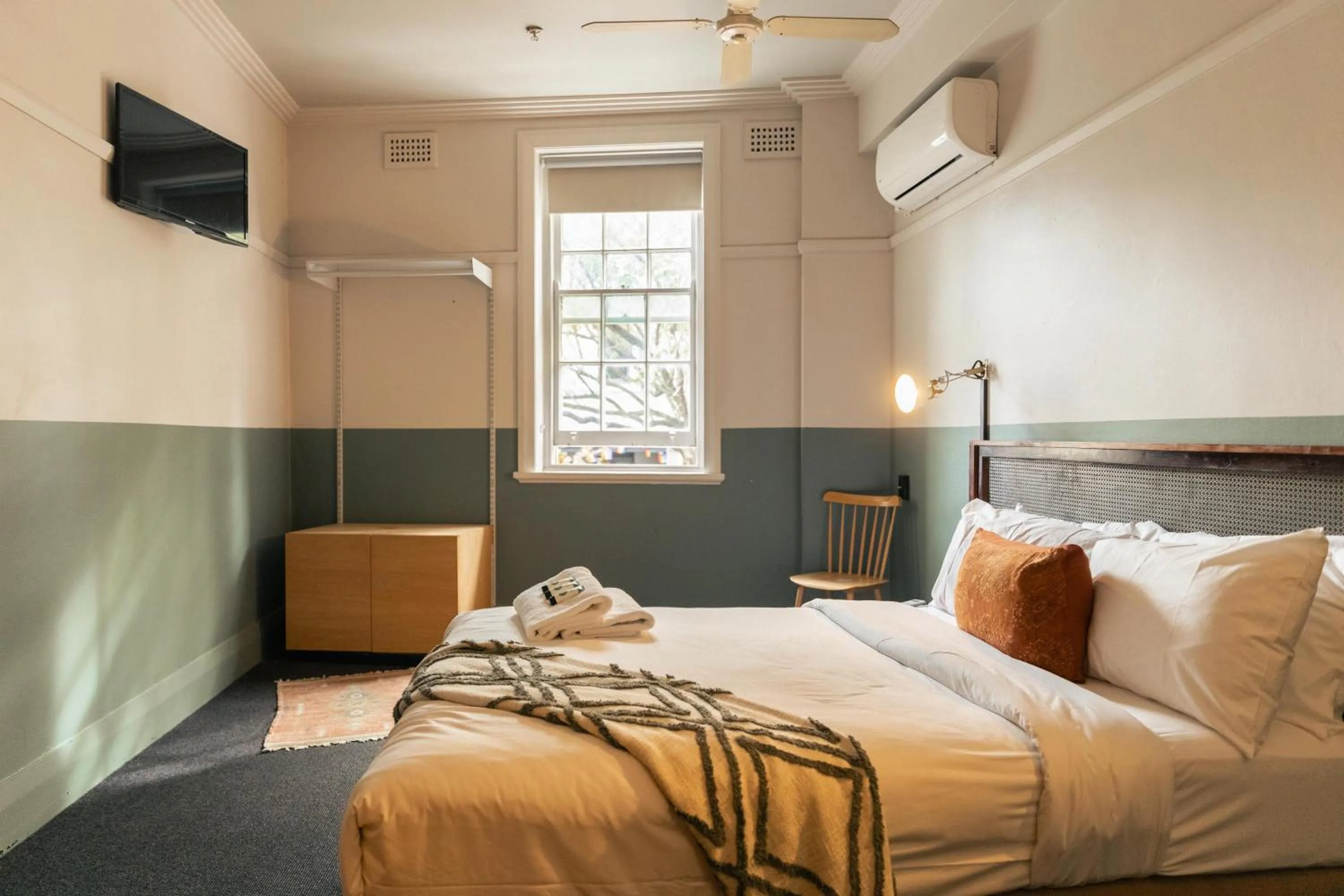 Bedroom, Bed in Darlo Bar Darlinghurst