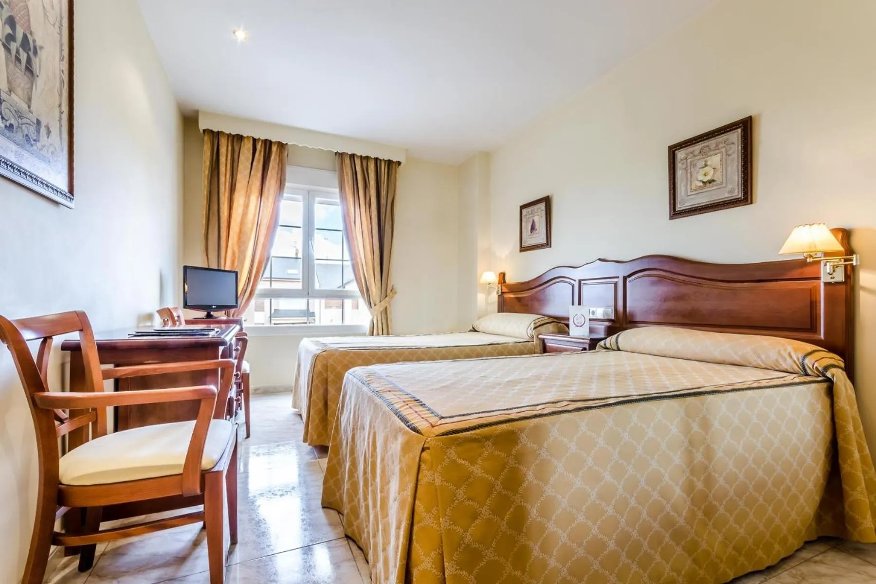 Bedroom, Bed in Roma Aurea