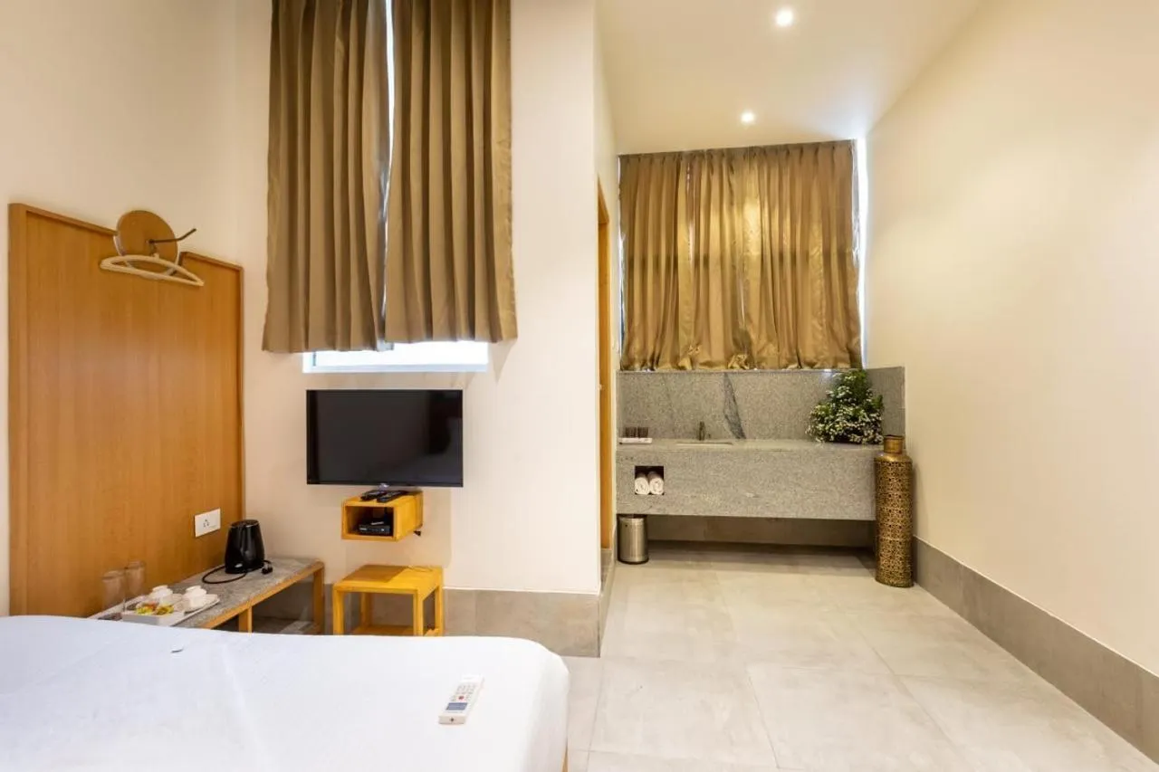 Bed in THE QUARTERS BUSINESS Hotel